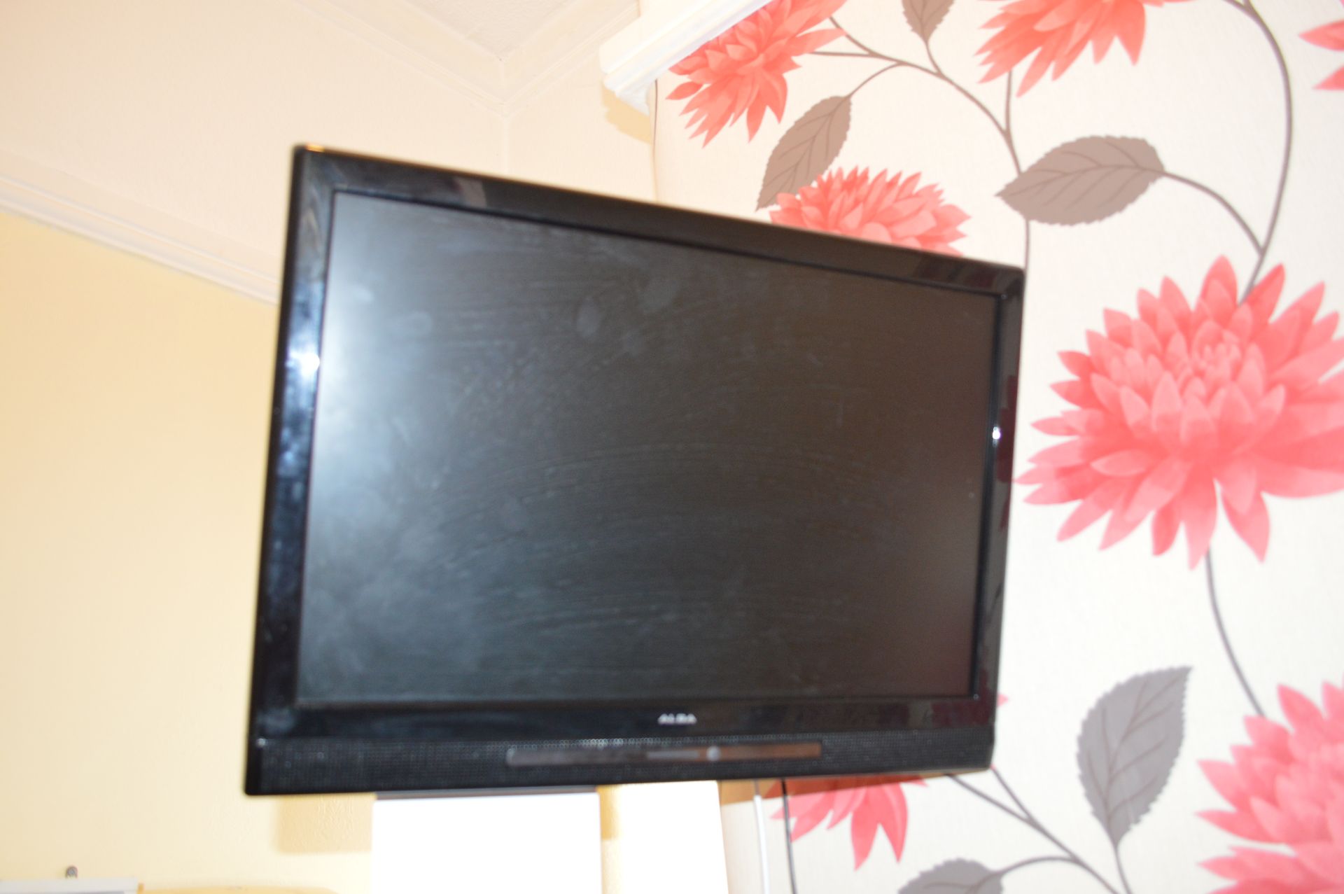 Alba Flat Panel TV with Remote & Wall Bracket - Image 2 of 3