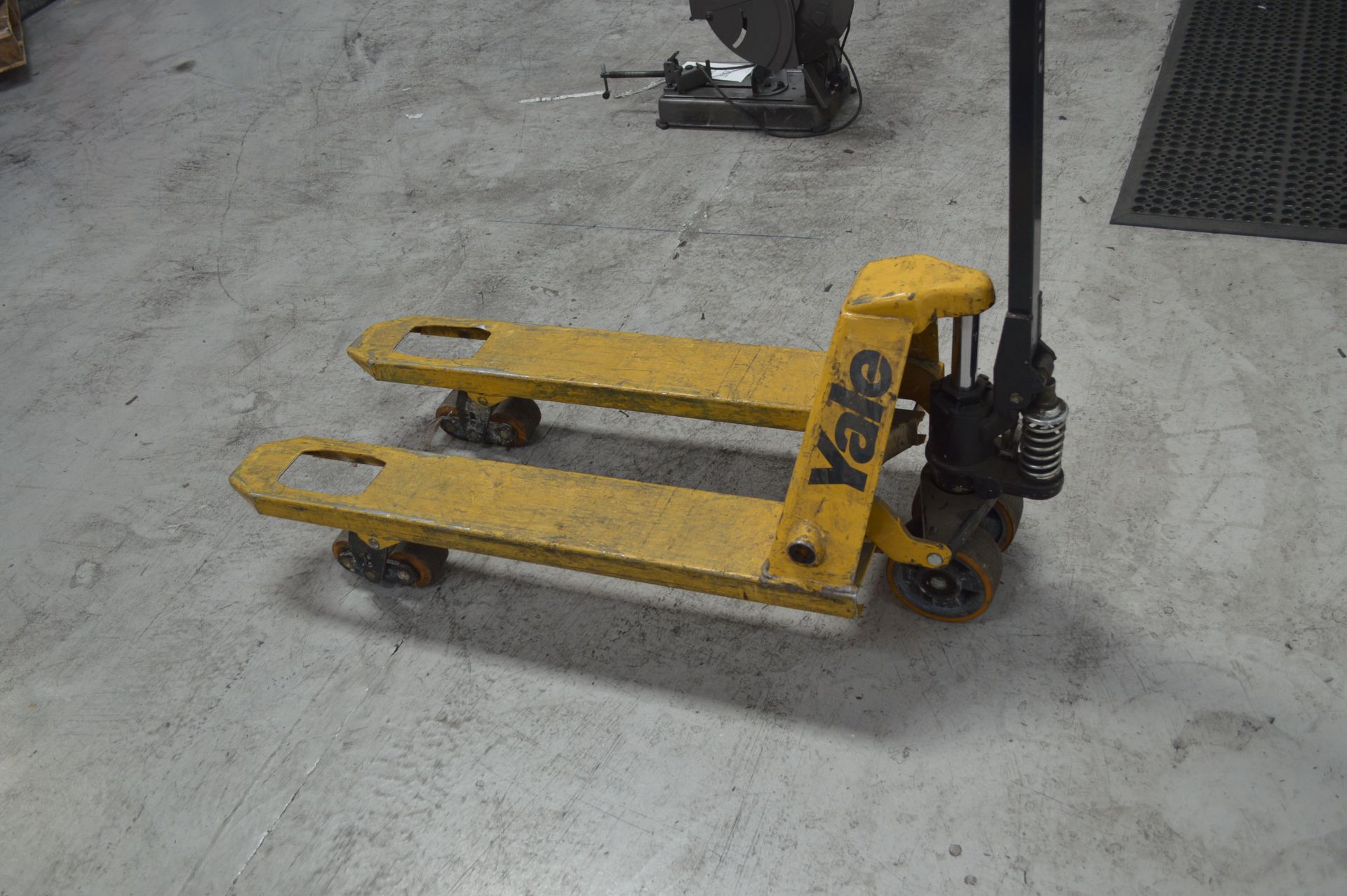 Yale Hydraulic Pallet Lifter (Please Note: Items Located in Oldbury, Collection on 12th October. - Image 5 of 6