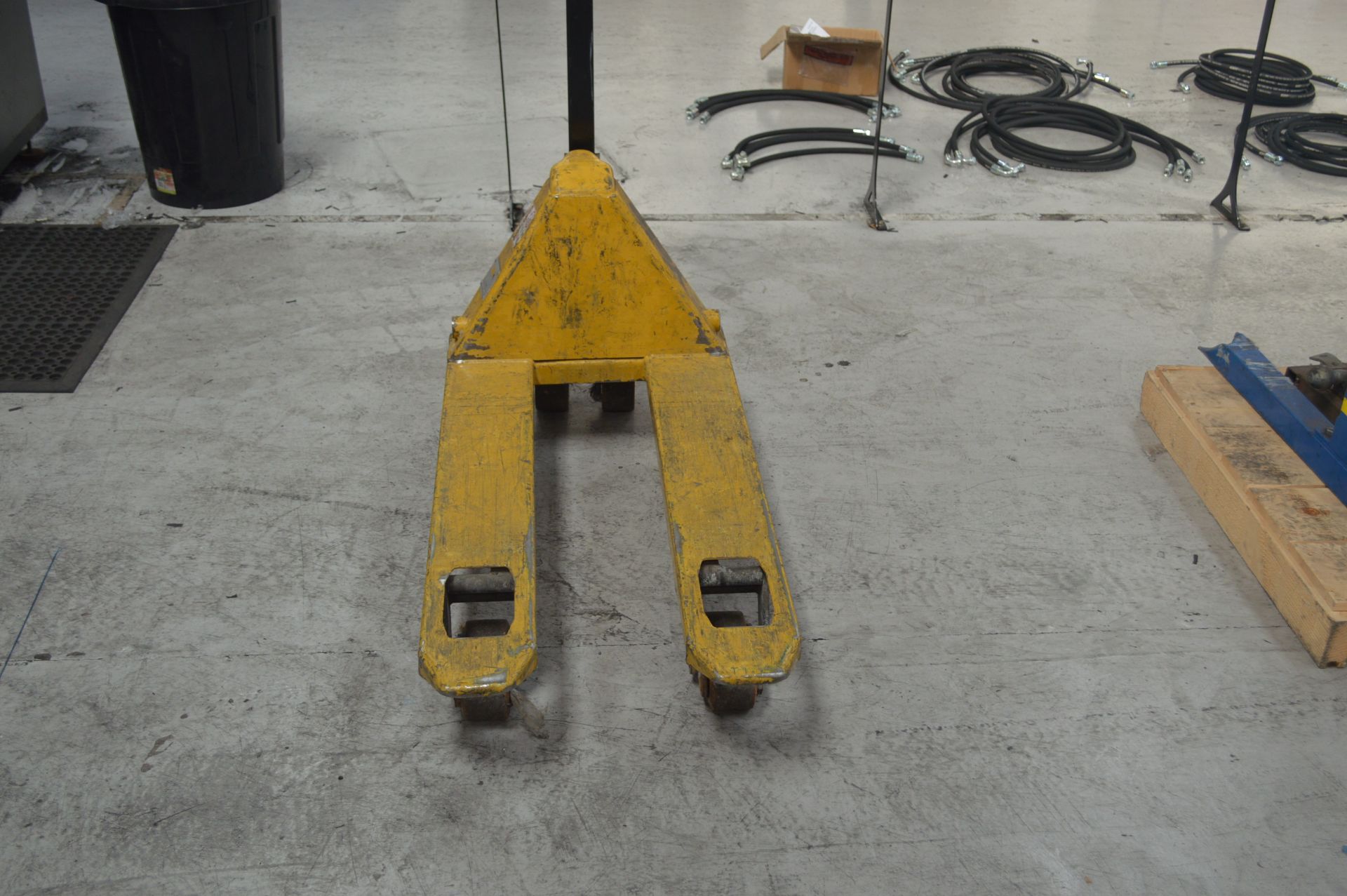 Yale Hydraulic Pallet Lifter (Please Note: Items Located in Oldbury, Collection on 12th October. - Image 2 of 6