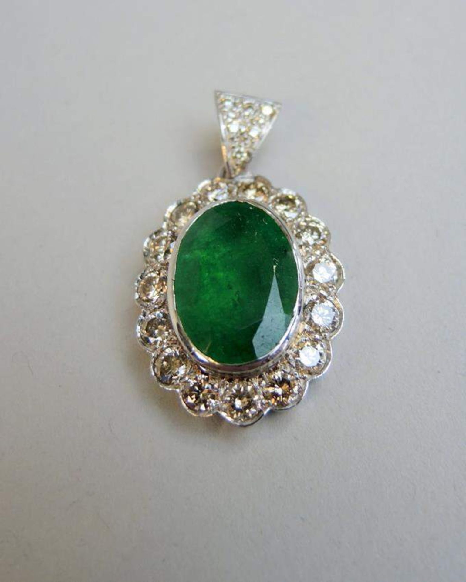 Großer Smaragd-DiamantanhängerGroßer Smaragd-Diamantanhänger, 18 kt. Weißgold, Smaragd von ca. 3