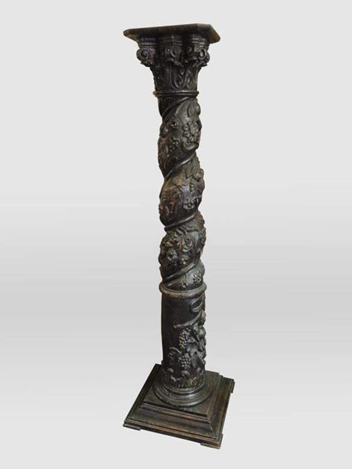 Große geschnitzte HolzsäuleGroße gedrehte Säule mit floralem Dekor, Holz geschnitzt, wohl Italien,
