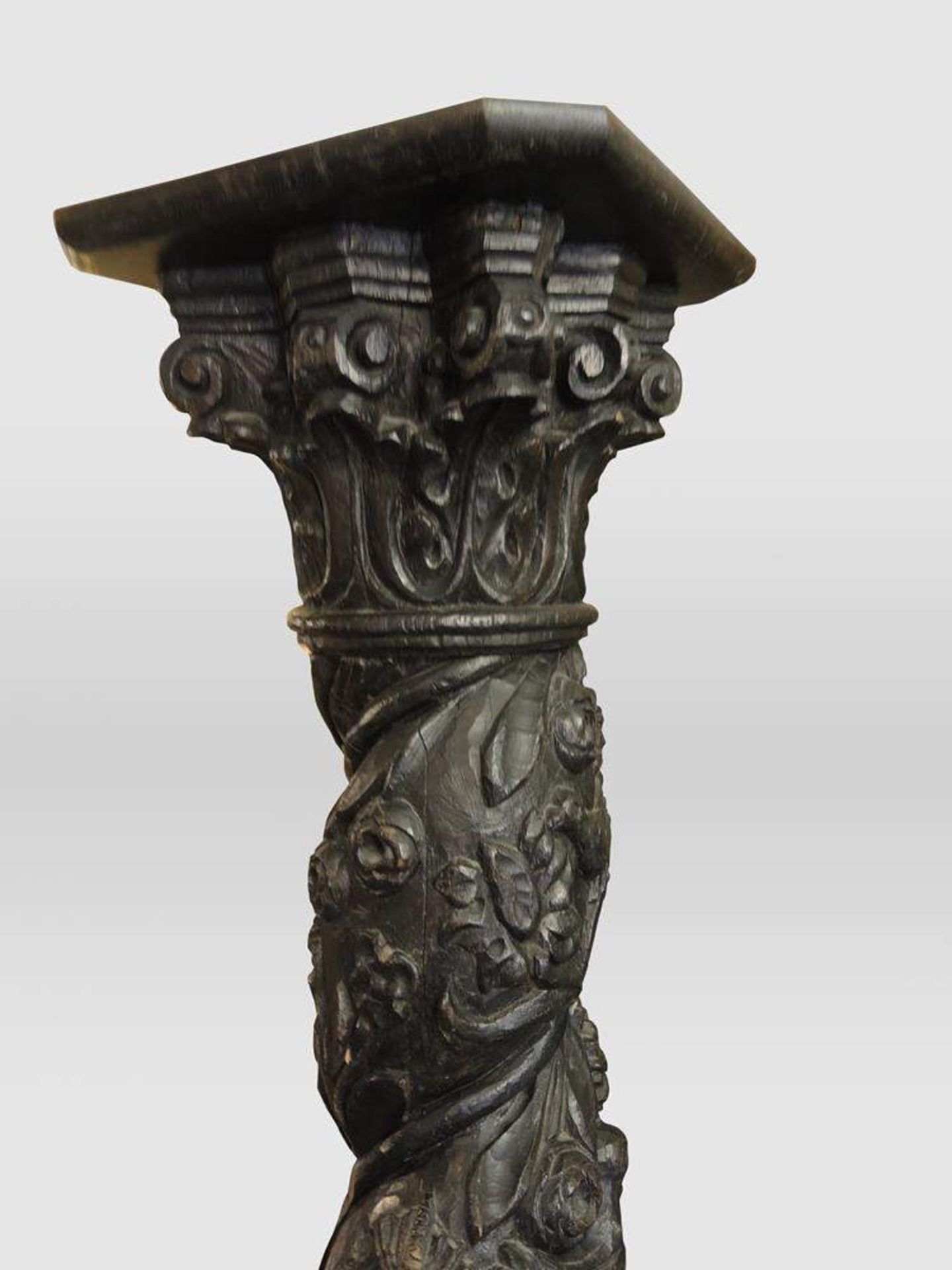 Große geschnitzte HolzsäuleGroße gedrehte Säule mit floralem Dekor, Holz geschnitzt, wohl Italien, - Image 2 of 2