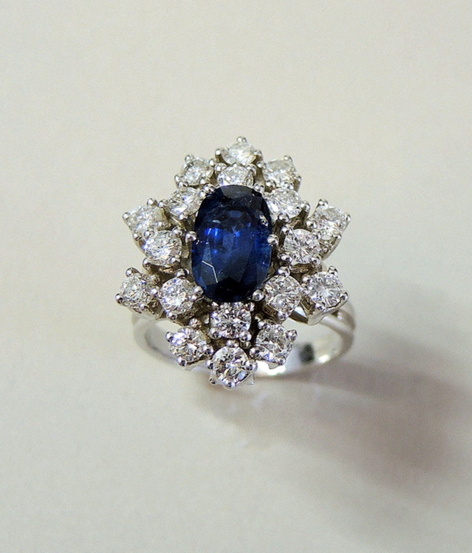Saphir-Diamant-Ring in Blumenform Damenring, 14 kt. Weißgold. Saphir von ca. 1,8 ct., sowie