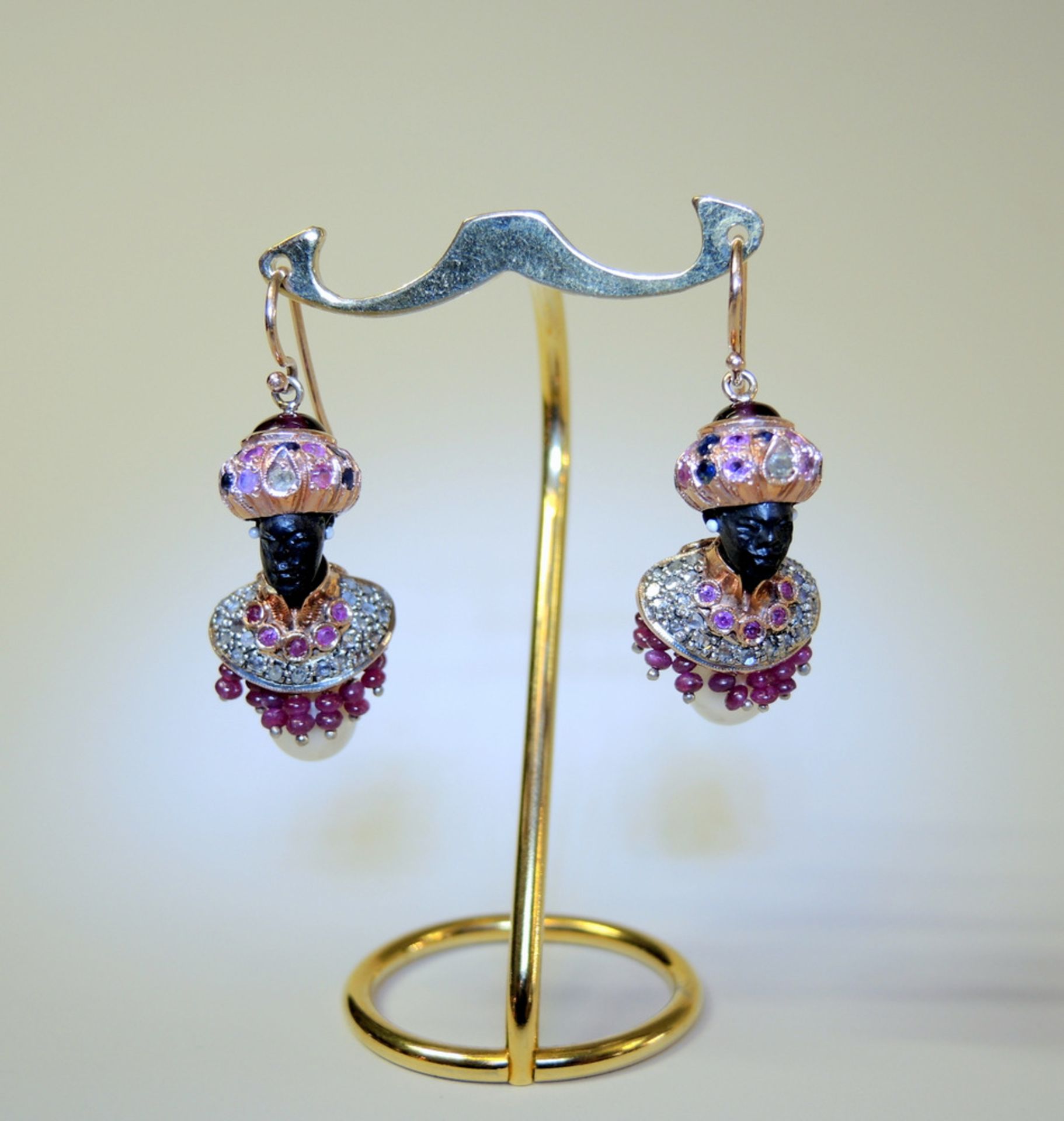 Paar Ohrhänger mit Mohren Ohrhänger, 9 kt. Gold und Silber, Ebenholz-Köpfe. Reicher Besatz mit