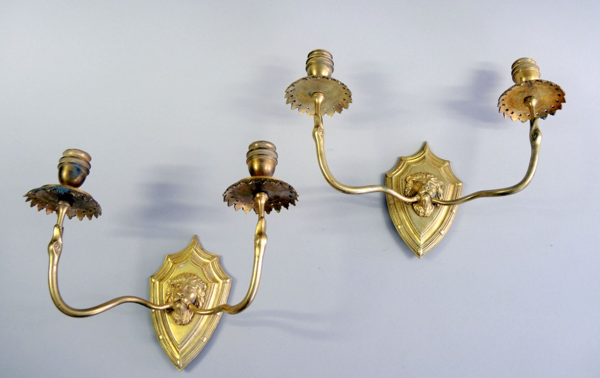 Paar Empire-Appliken Paar Empire-Appliken, Bronze, feuervergoldet. Wappenförmige Wandhalterung mit