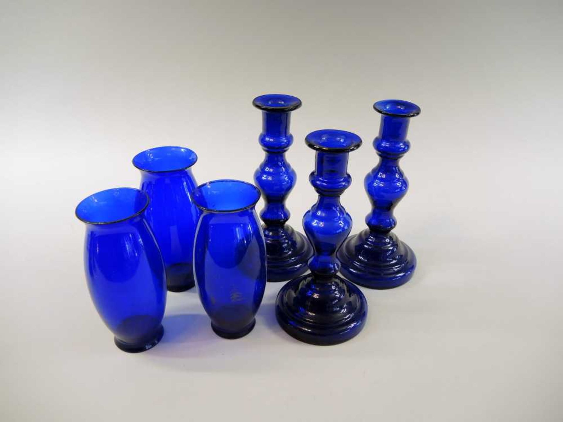 Sammlung kobaltblaues Glas Sammlung Glas, kobaltblau. 6 Teile, 3 Leuchter, 3 Vasen. Eine Vase mit