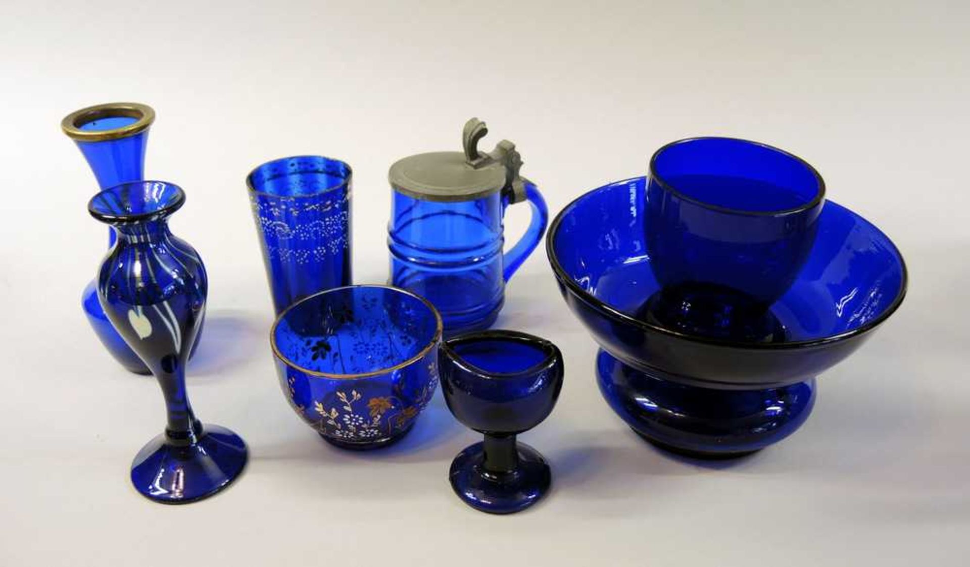 Sammlung kobaltblaues Glas Sammlung Glas, kobaltblau, teils bemalt, teils mit Zinn bzw.
