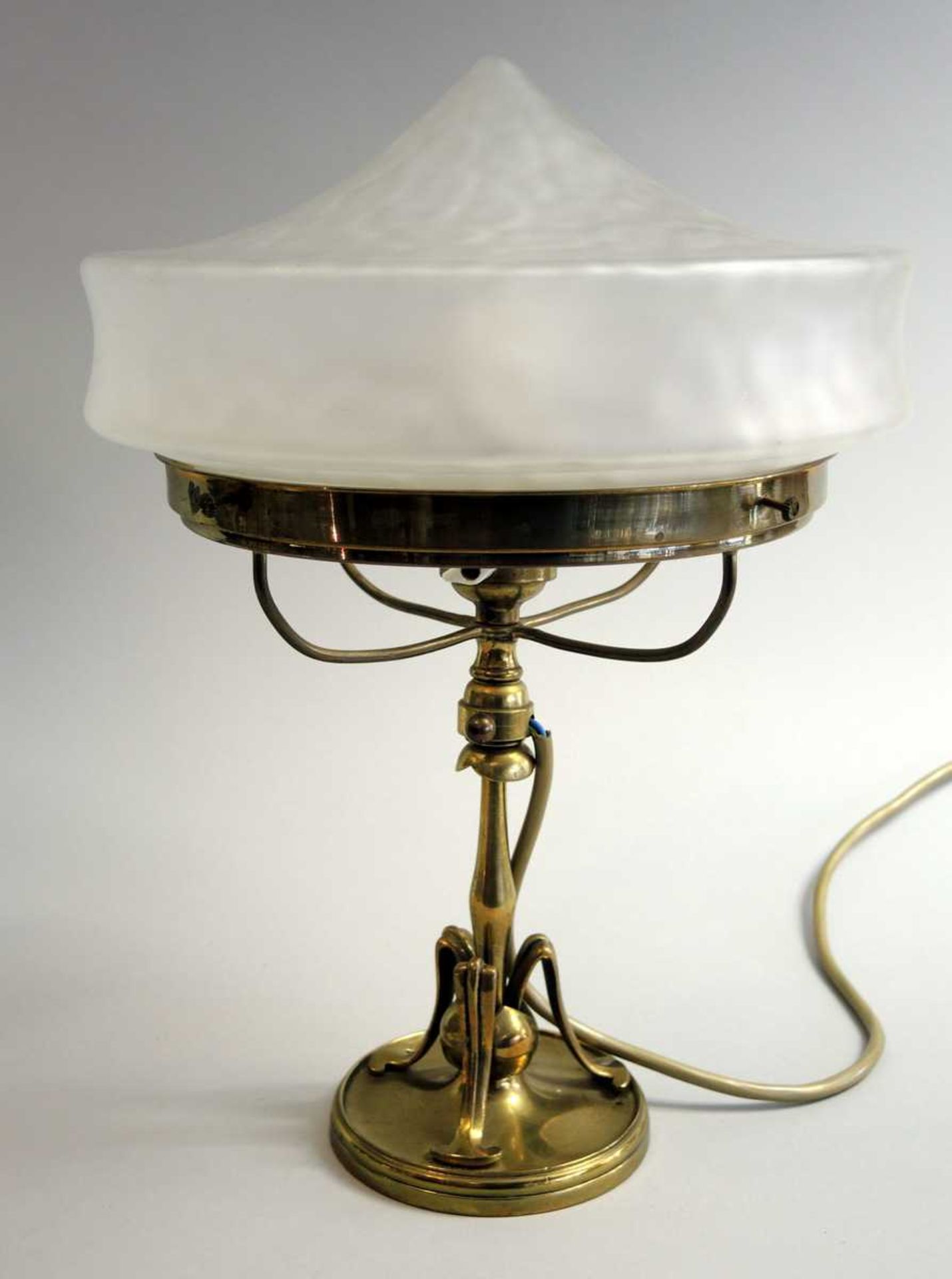 Jugendstil Tischlampe Tischlampe mit Messingfuß und Glasschirm. Um 1900. H ca. 33 cm