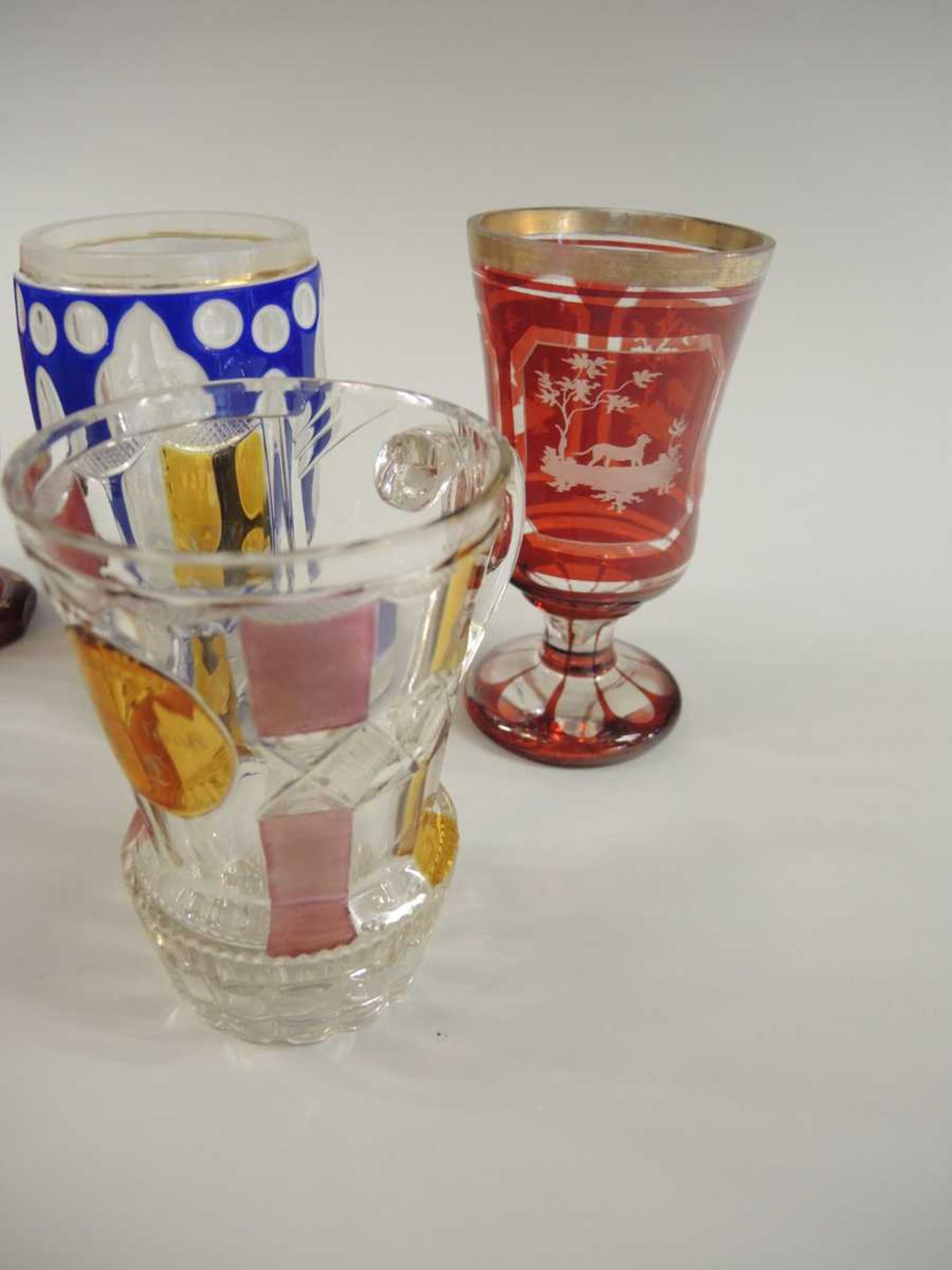 Sammlung verschiedener Glasbecher Sammlung diverser Glasbecher. Darunter ein Fußbecher aus - Image 4 of 4