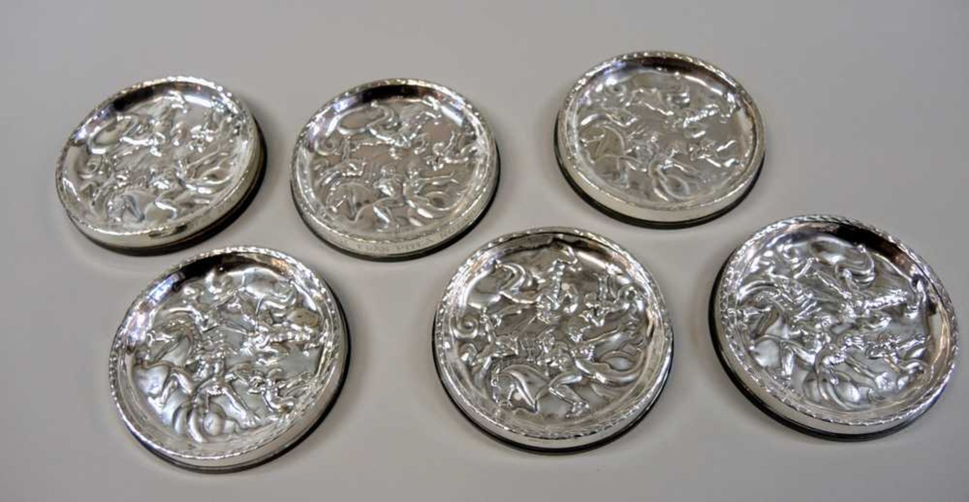 6 Silberuntersetzer mit mythologischen Motiven 6 Untersetzer, Silber 830 mit Bakelitböden.