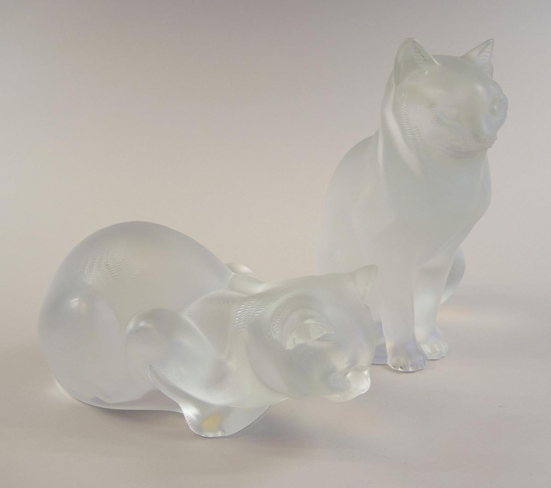 Paar Lalique-Katzen Liegende und sitzende Katze. Farbloses Pressglas, seidenmatt geätzt, mit