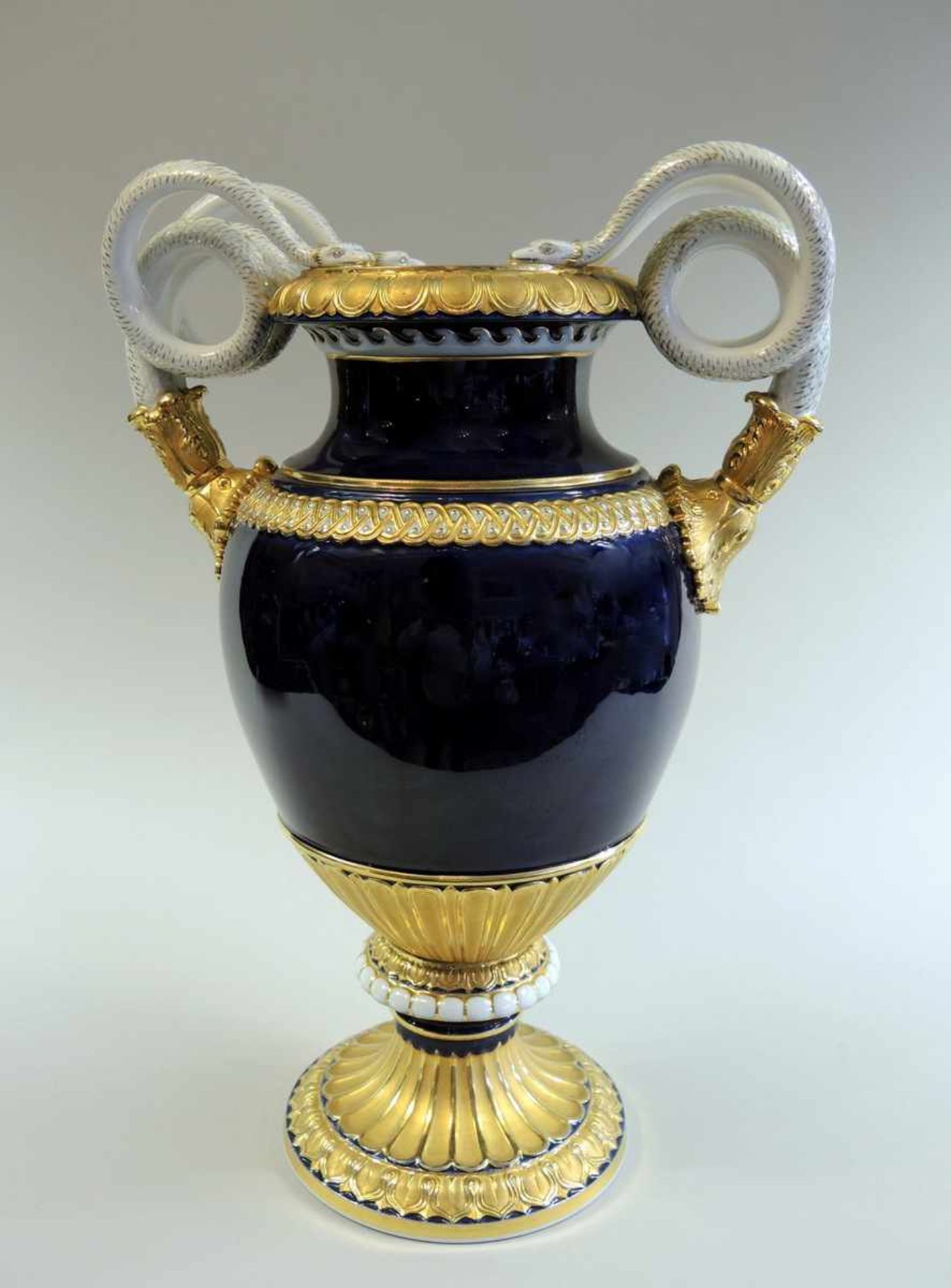 Große Meissen Schlangenhenkel-Vase Porzellan, kobaltblauer Fond mit polychromen Blumenbouquets, - Bild 3 aus 4