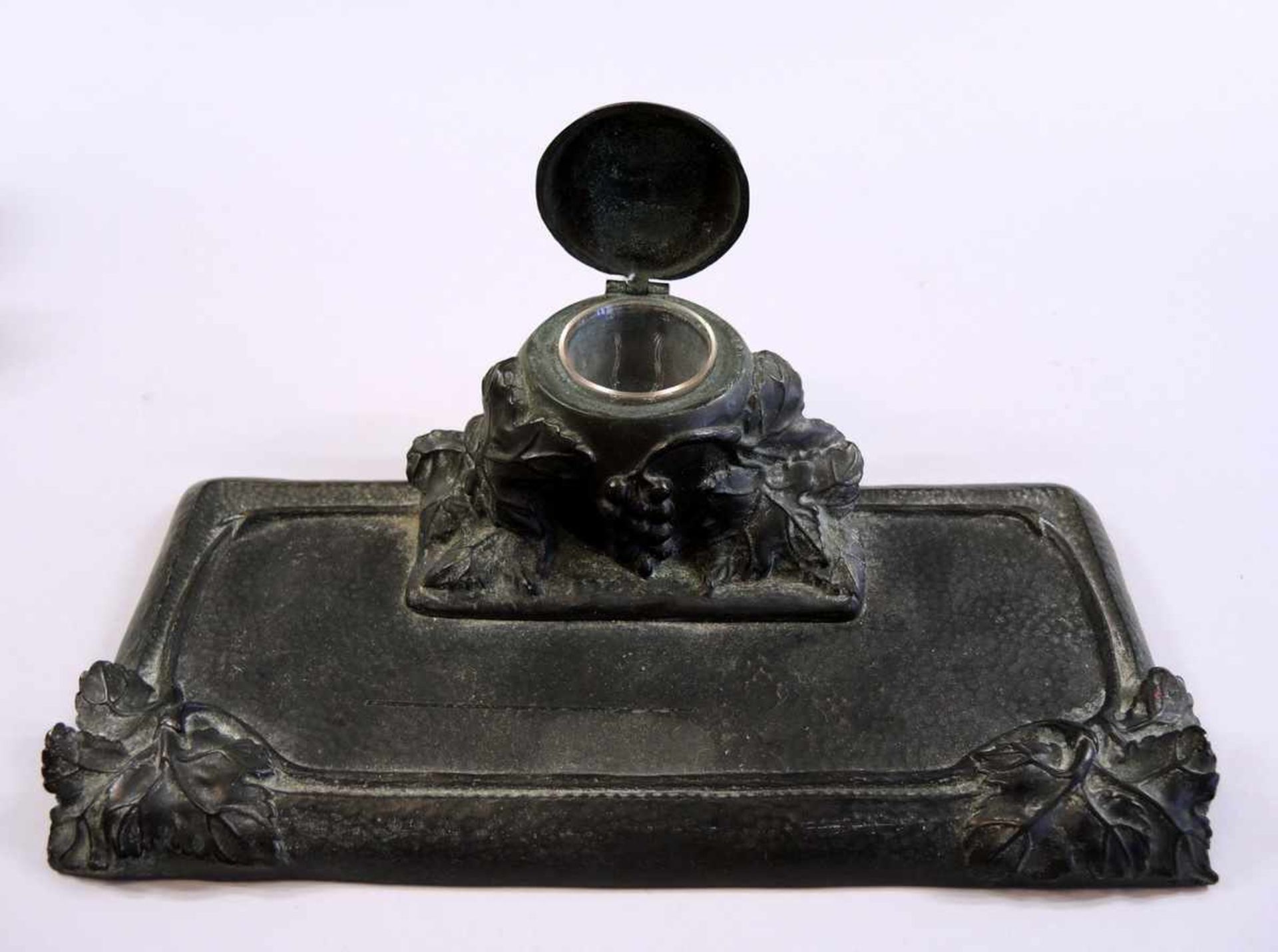 Jugendstil Tintenfass Bronze, schwarz patiniert, mit Glaseinsatz. Fässchen in Form eines Apfels - Bild 3 aus 3