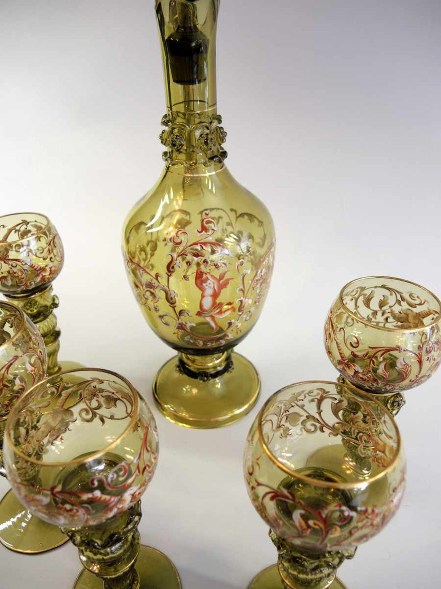 Schönes Historismus-Weinservice Moosgrünes Glas mit polychromer Kaltemaille-Bemalung mit Blattranken - Bild 2 aus 3