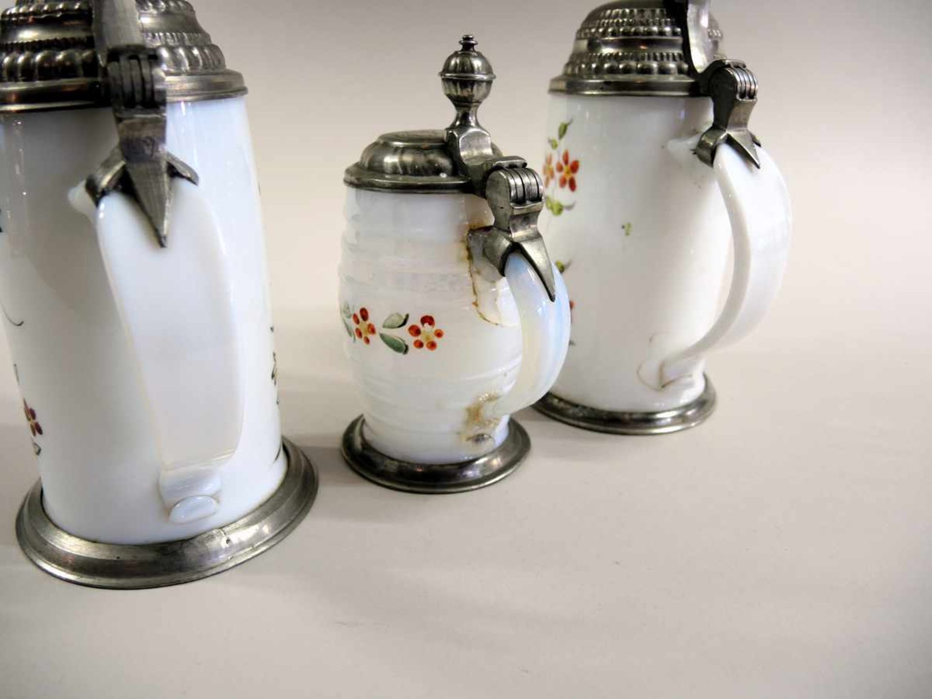 Drei Milchglaskrüge mit Zinnmontierungen Polychromer Dekor mit floralen Mustern. Am Zinndeckel - Bild 2 aus 5