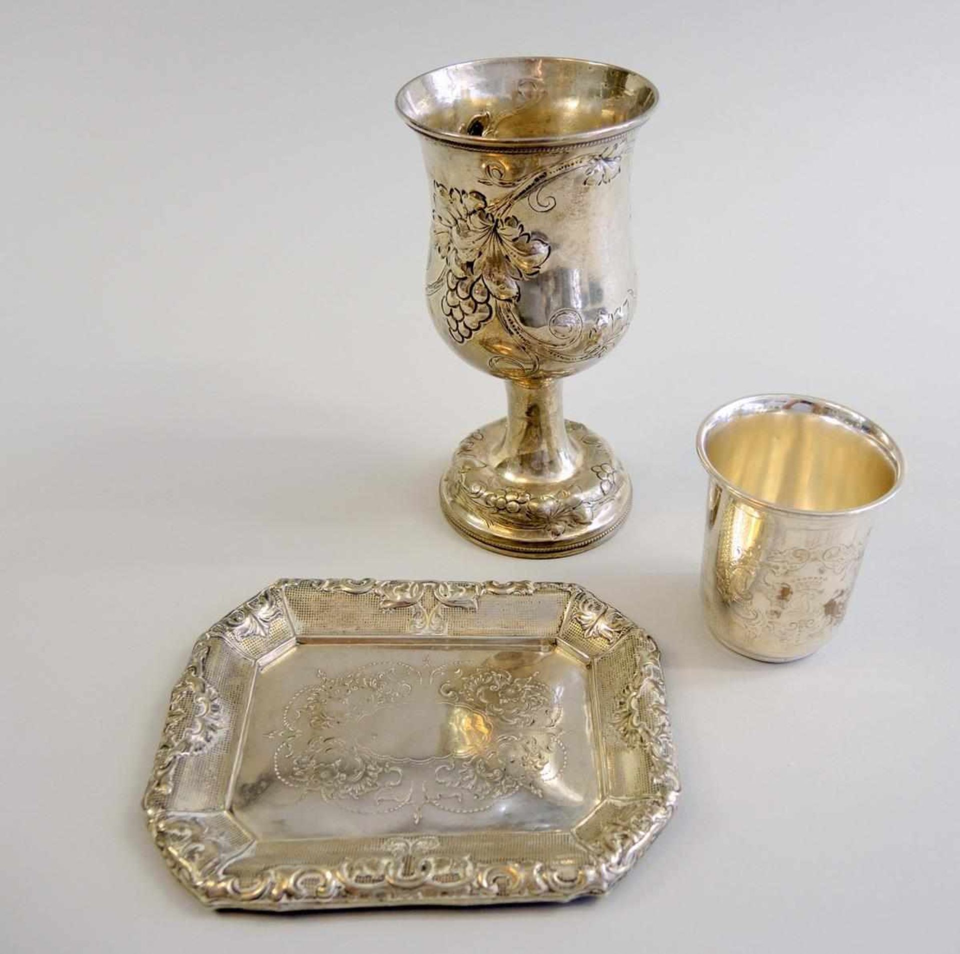 Kleine Sammlung Silber und Plated 3-Teile, darunter ein Weinbecher, ein kleiner Becher sowie ein
