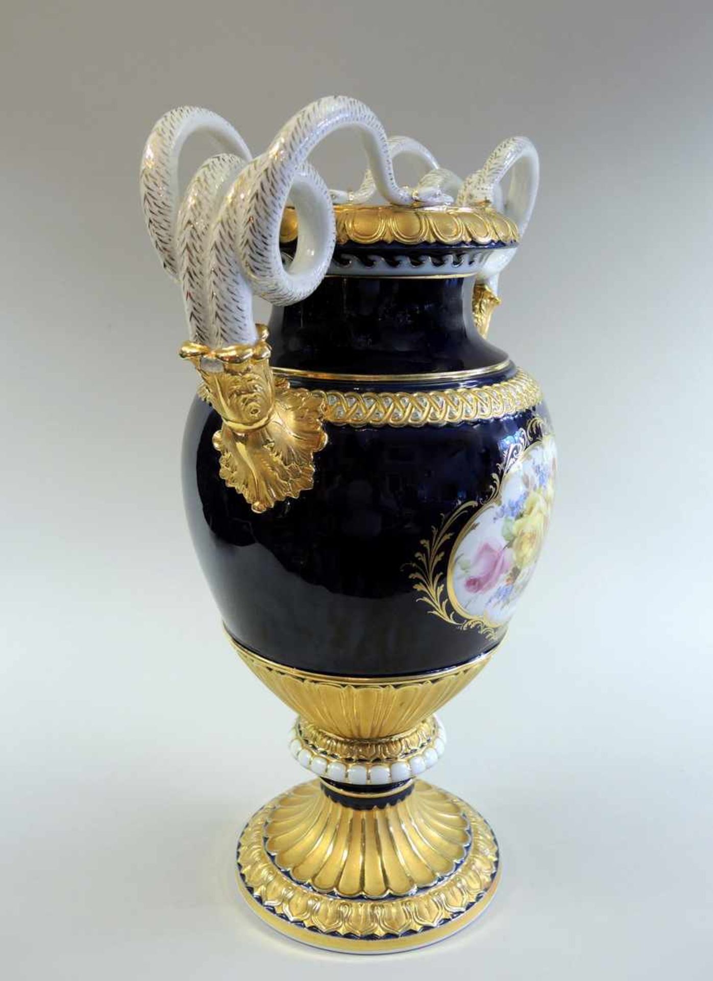 Große Meissen Schlangenhenkel-Vase Porzellan, kobaltblauer Fond mit polychromen Blumenbouquets, - Bild 2 aus 4