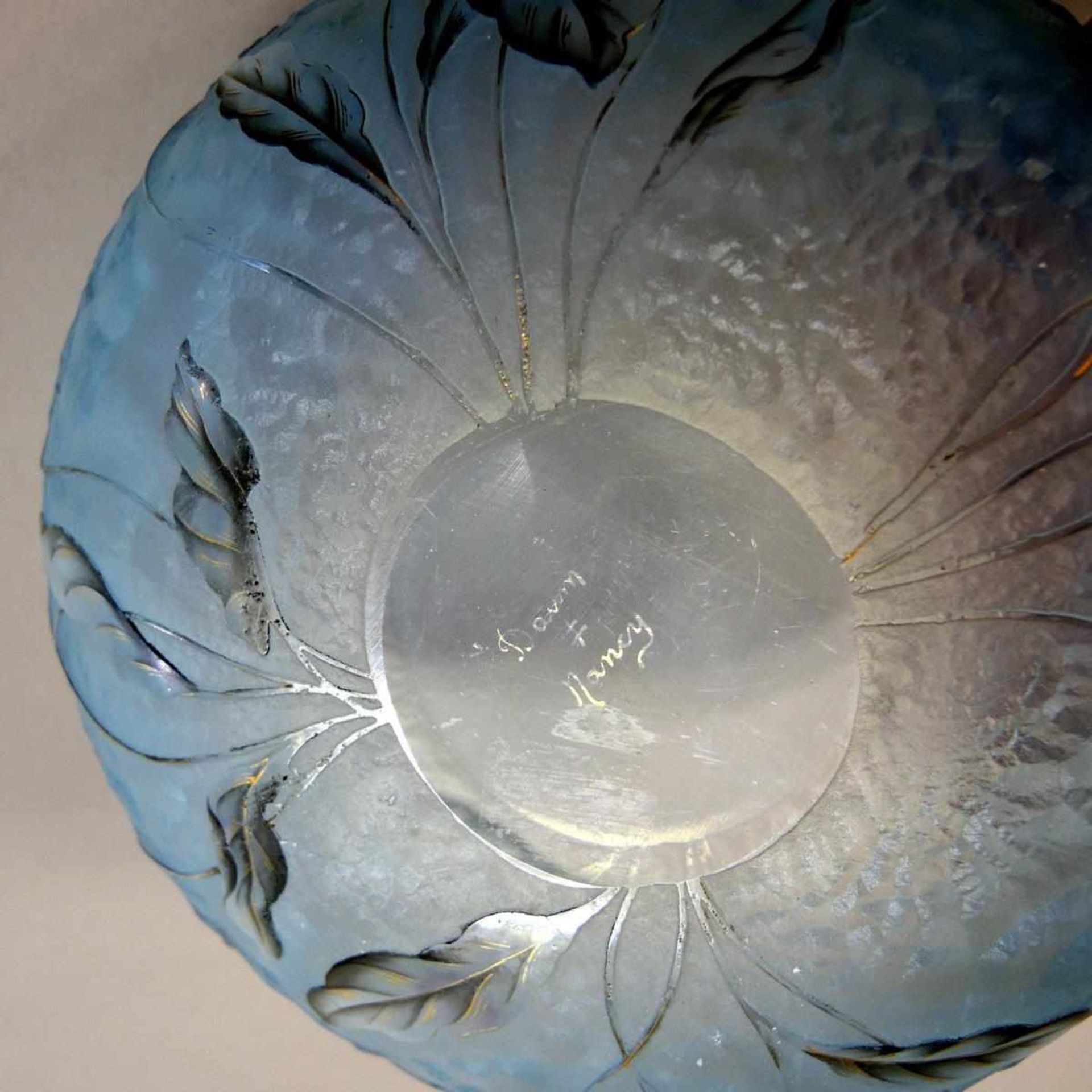 Kleine Daum Nancy Jugendstil-Schale Hellblau opalisierendes Glas. Kugelige Form mit vierpassig - Bild 2 aus 2