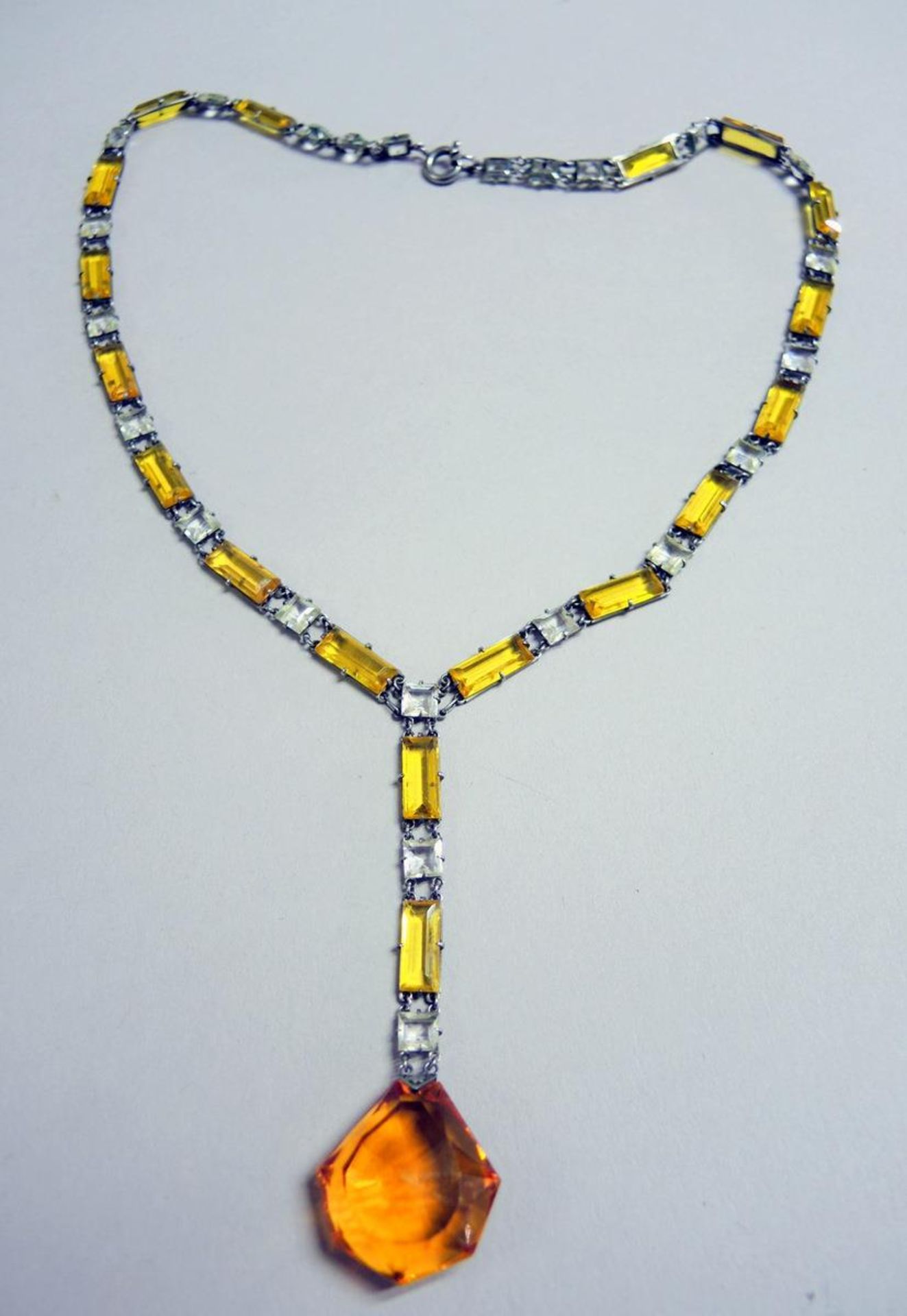 Art Deco Collier Großer oranger Tropfen als Zentralstein. Glieder mit gelben und weißen