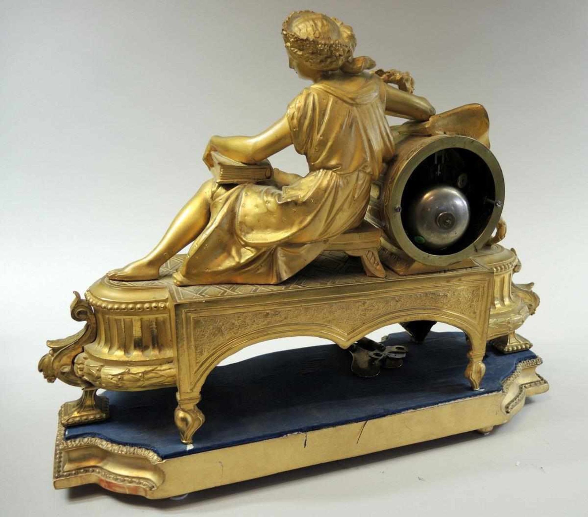 Louis XVI - Kaminuhr von Philippe Mourey Grauguss, vergoldet. Vollplastische Darstellung einer - Image 2 of 2