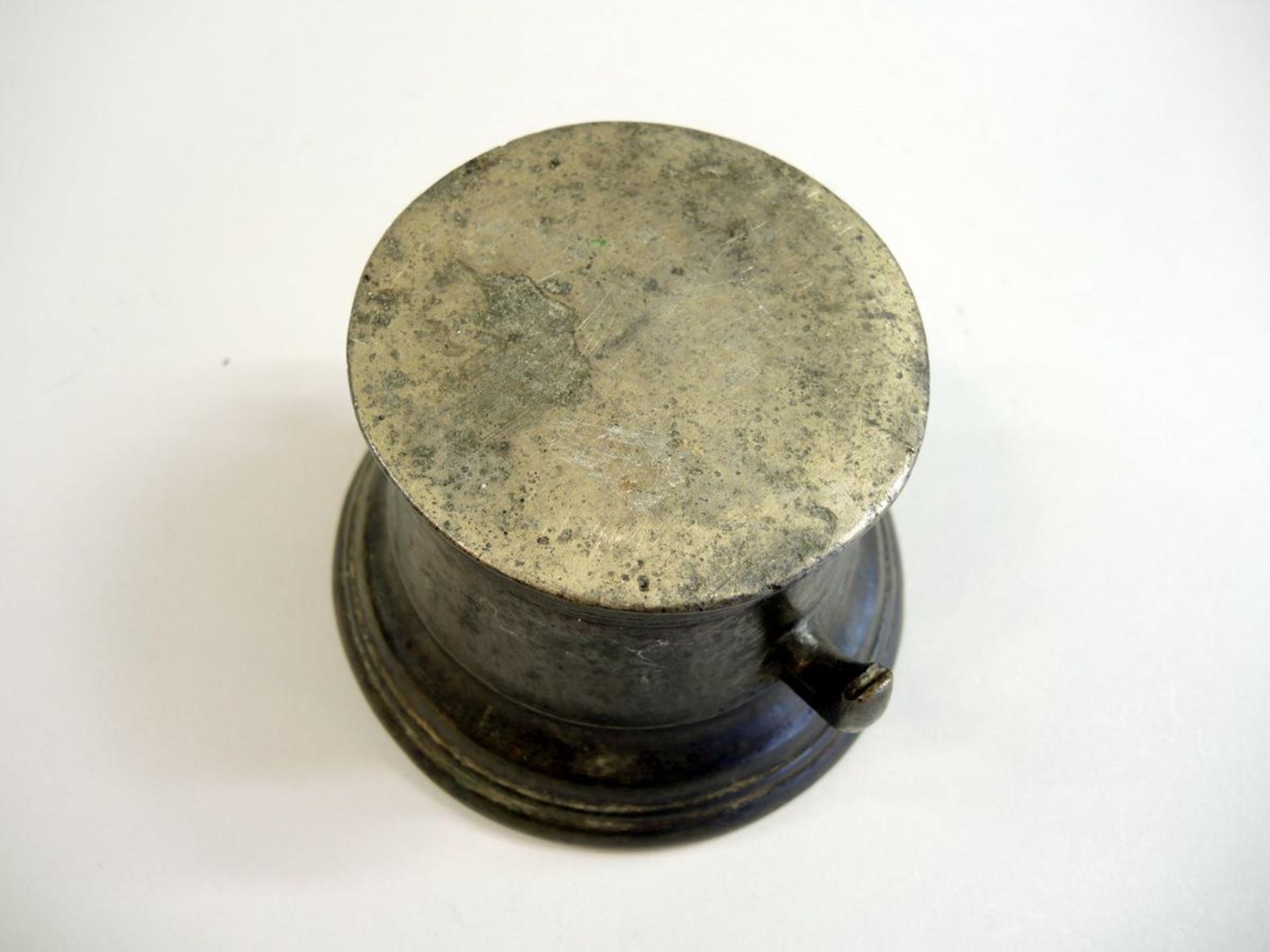 Kleiner Mörser Bronze. Handhaben in Form von Pferdeköpfen. H ca. 10 cm, Ø ca. 15 cm - Bild 2 aus 2