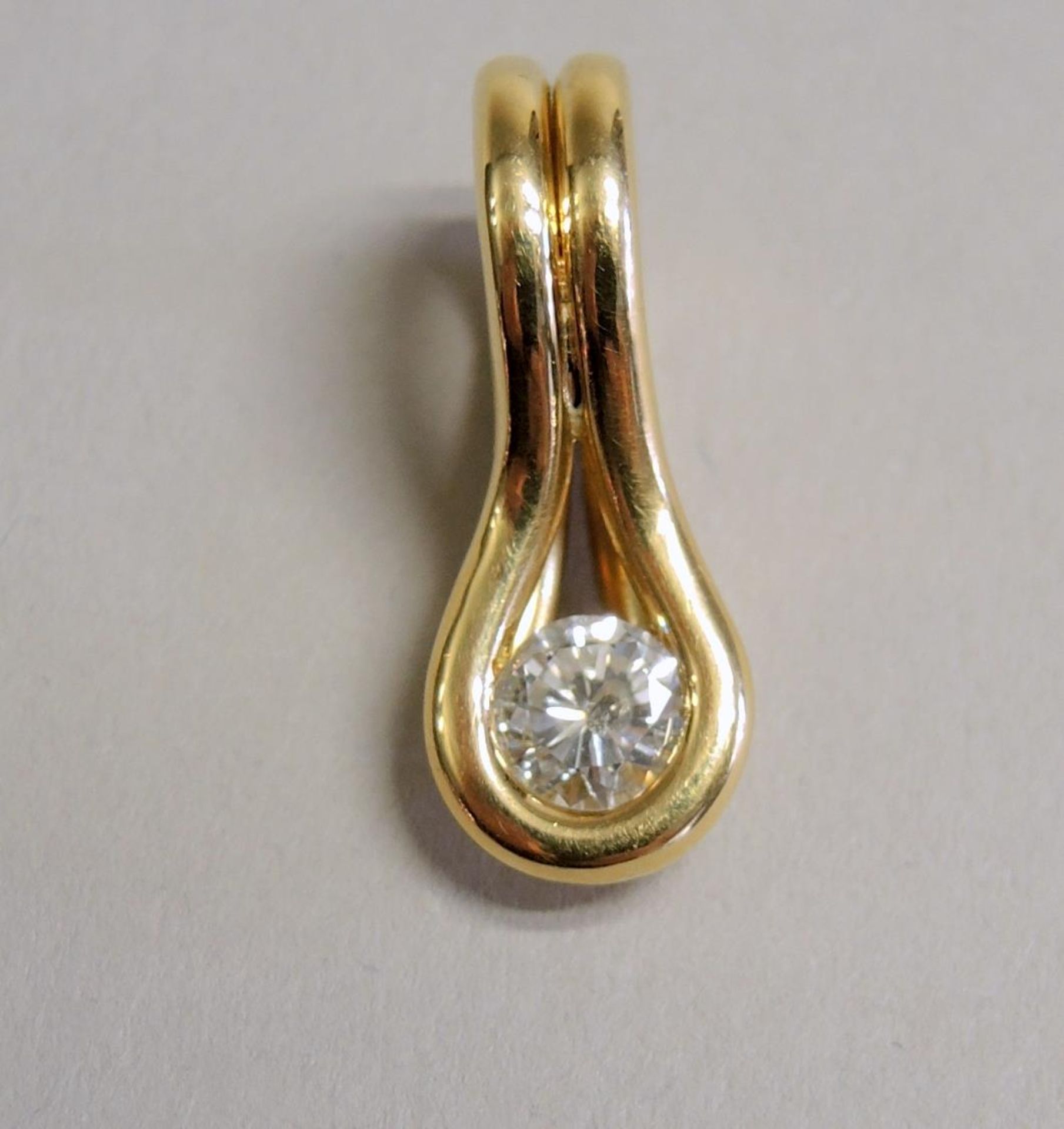 Solitär-Diamantanhänger 0,85 ct. Farbe G Piquée II. 18 kt. Gelbgoldfassung. 6,5 g