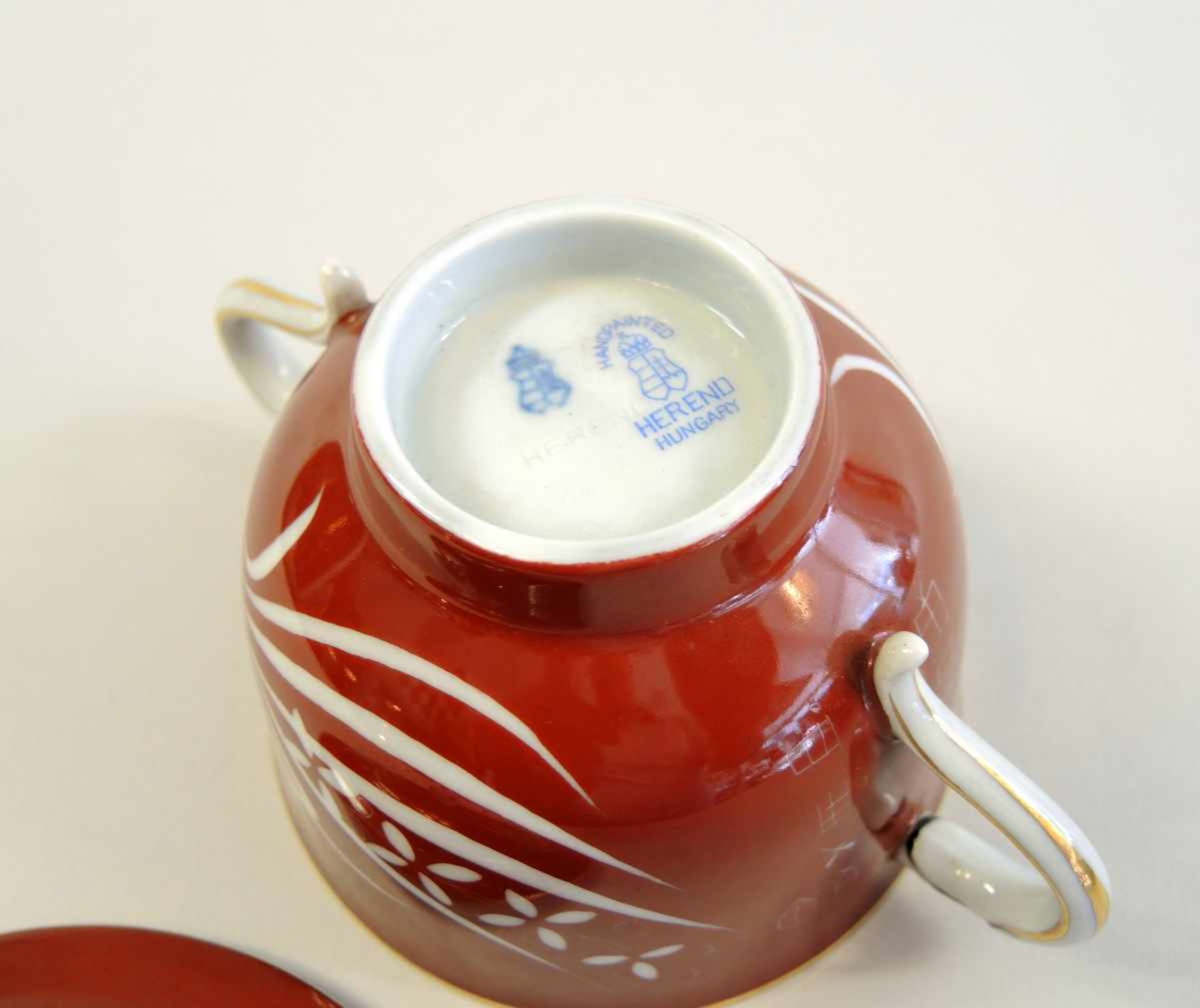 Kleine Herend-Suppentasse Porzellan mit Esterhazy-Dekor in rot und weiß, dezent gold staffiert. - Bild 4 aus 5