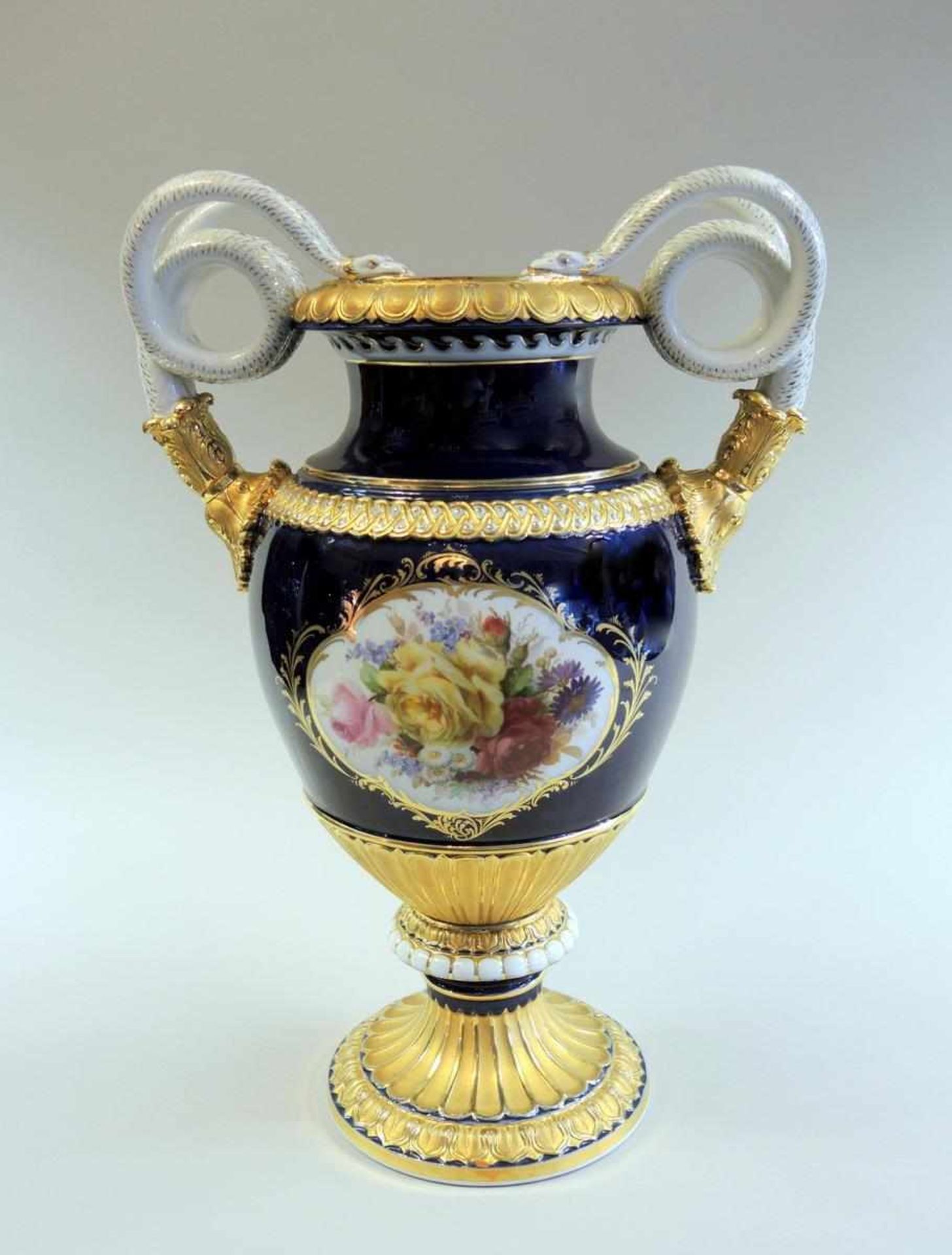 Große Meissen Schlangenhenkel-Vase Porzellan, kobaltblauer Fond mit polychromen Blumenbouquets,