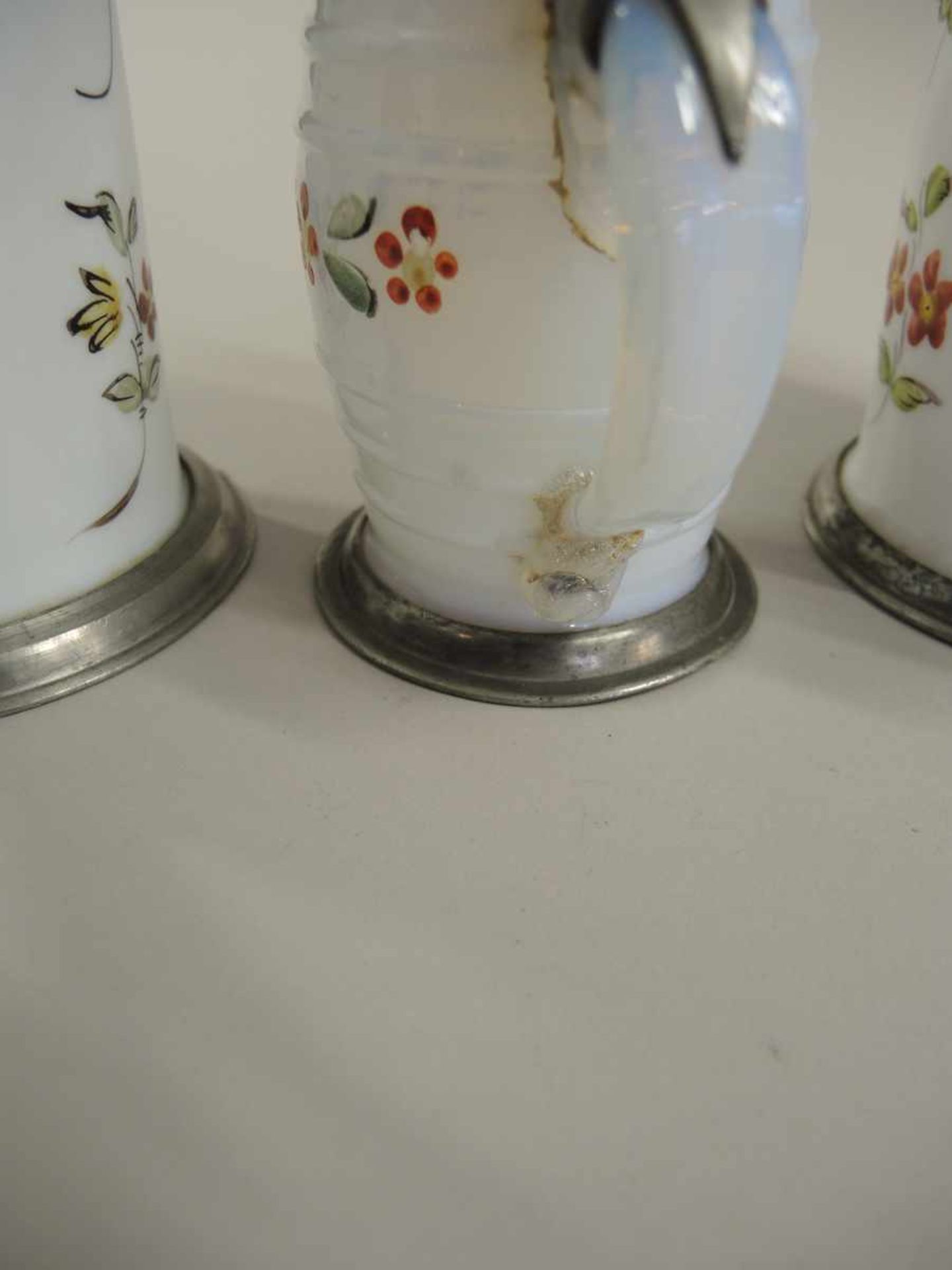 Drei Milchglaskrüge mit Zinnmontierungen Polychromer Dekor mit floralen Mustern. Am Zinndeckel - Bild 3 aus 5