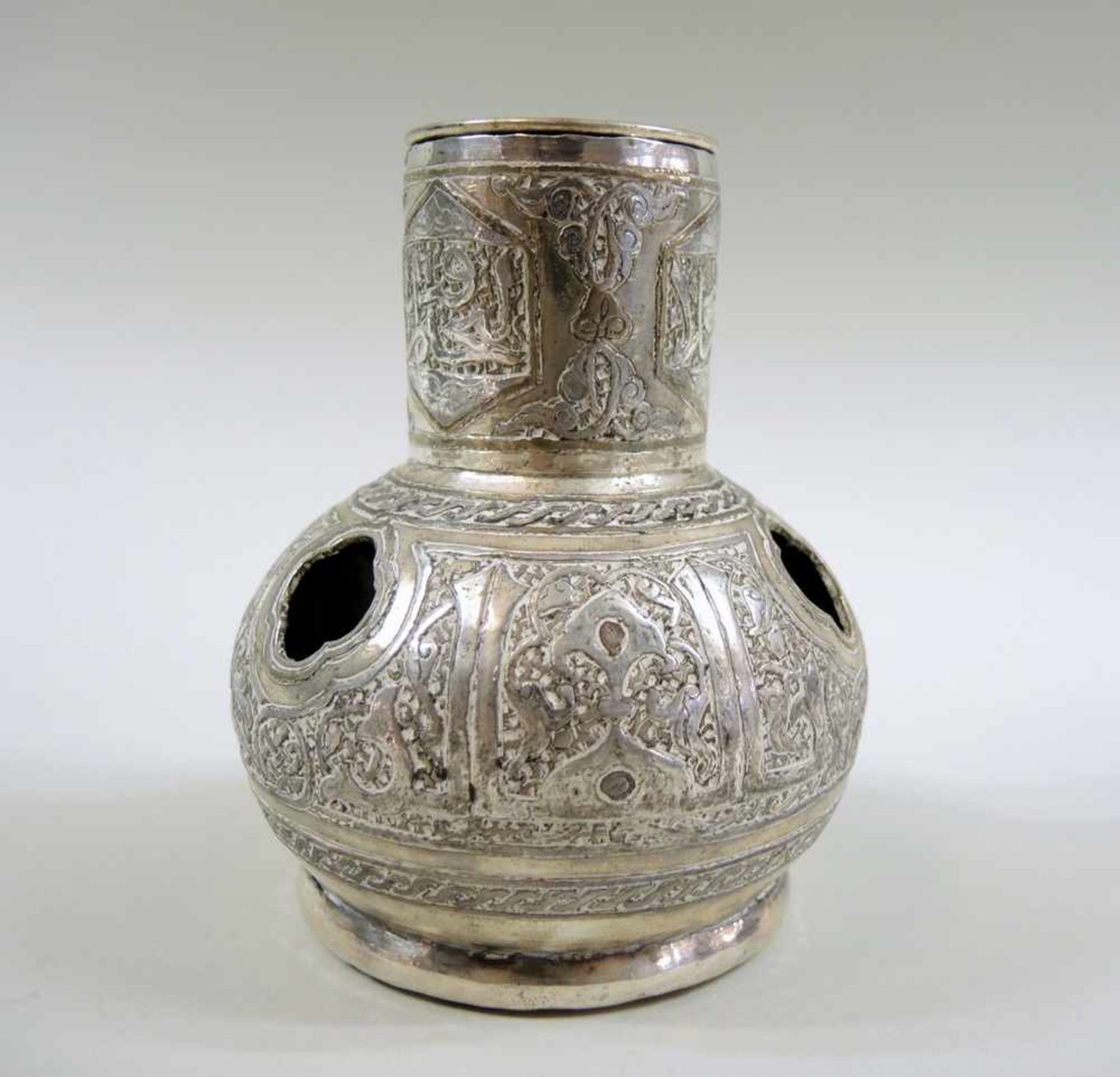 Osmanisches Räuchergefäß Silber. Kugeliger Korpus mit geradem Hals, Wandung durchbrochen, verziert