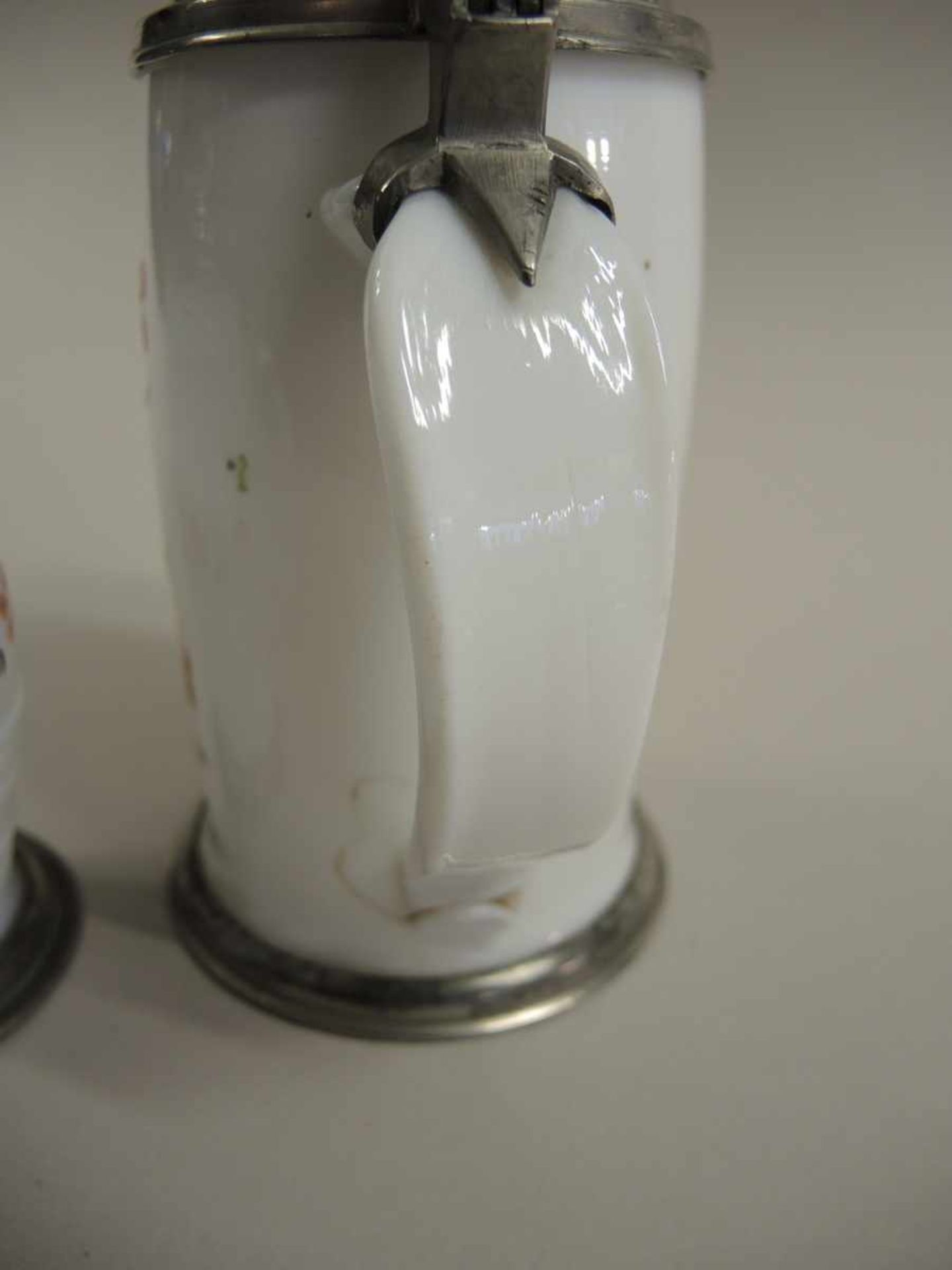 Drei Milchglaskrüge mit Zinnmontierungen Polychromer Dekor mit floralen Mustern. Am Zinndeckel - Bild 4 aus 5