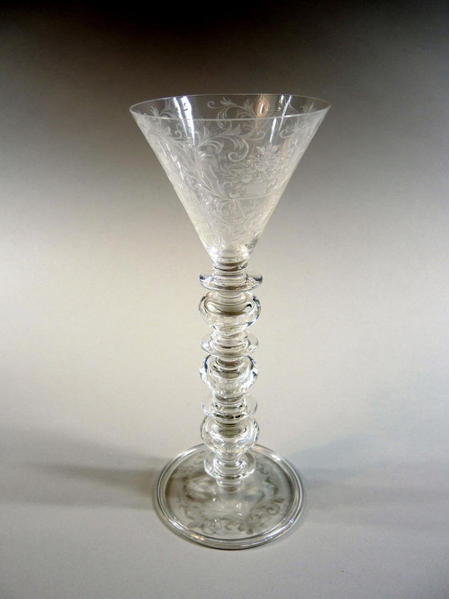 J. & L. Lobmeyr Historismus-Pokal im Barock-Stil Farbloses Kristallglas. Konische Kuppa mit