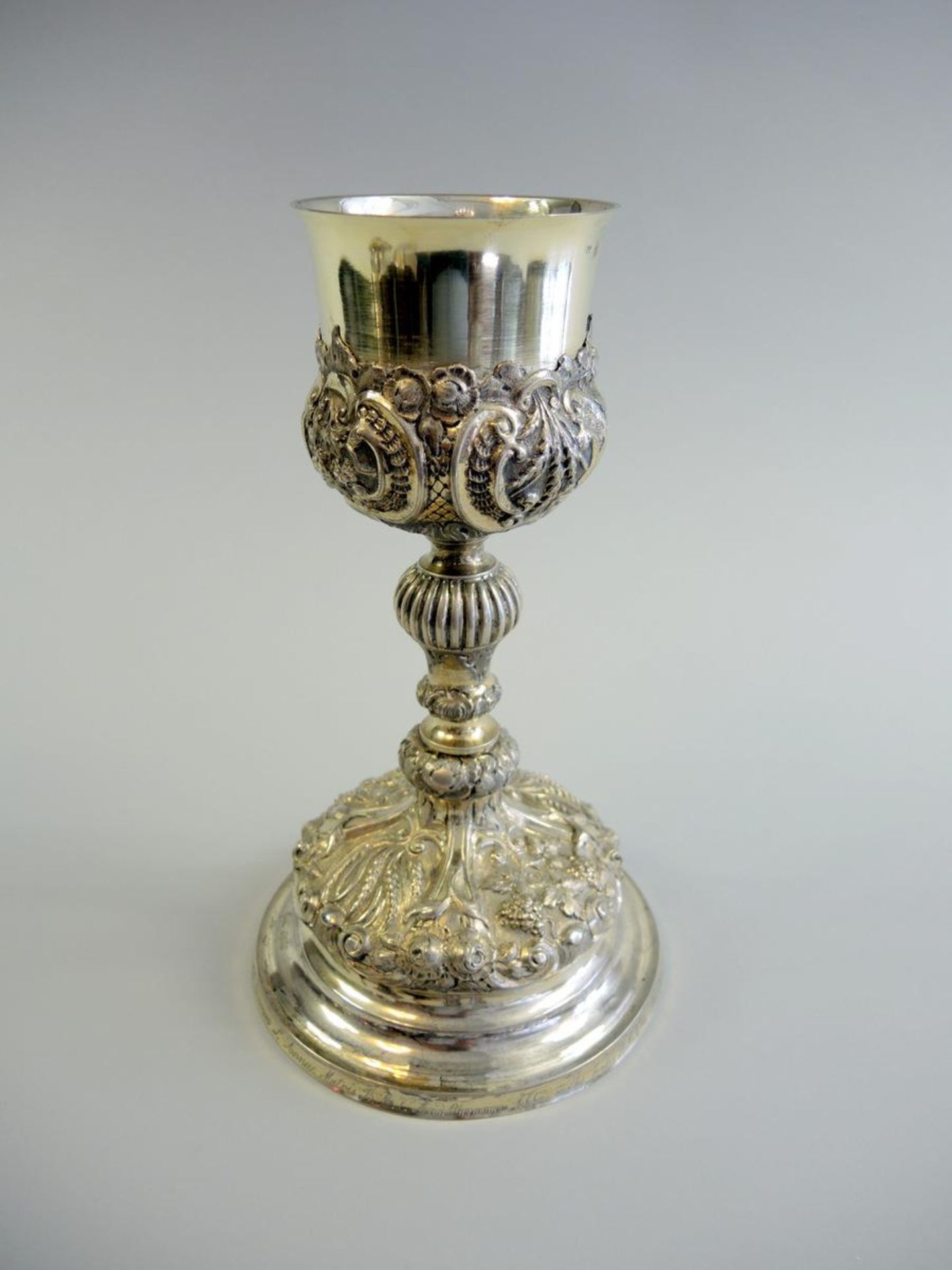 Aufwendiger Rokoko-Messkelch Silber 13 Lot, innen vergoldet. Gepunzt Wien 1858 sowie undeutliche