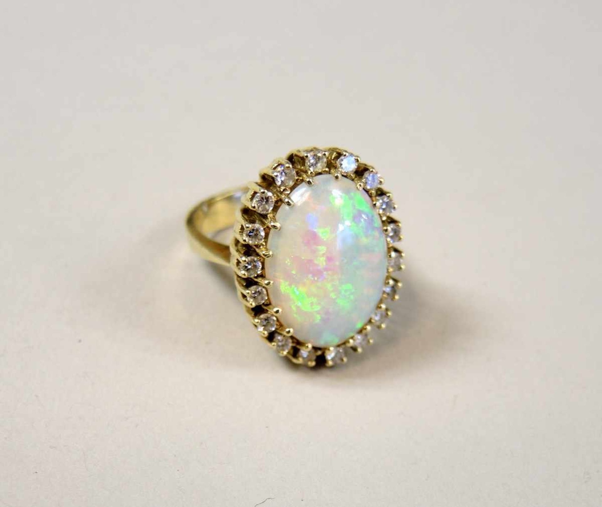 Opal-Ring 14 kt Gelbgold, mit Brillantkranz von ca. 0,50 ct. und einem Opal von ca. 5 ct. Soweit