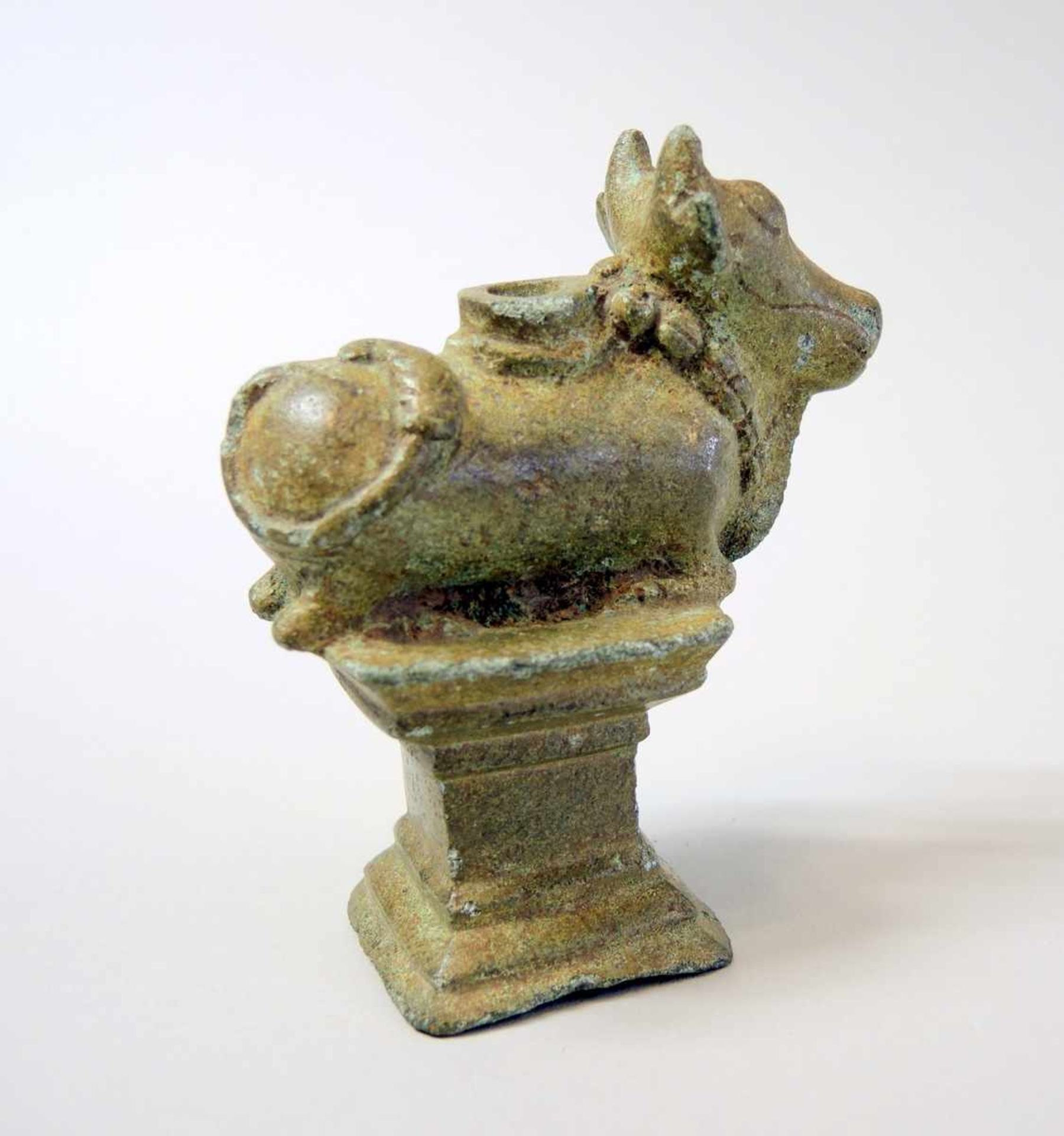 Schönes antikes Votiv in Form eines Stiers Bronze mit schöner Alterspatina. Sockel in Form eines - Bild 2 aus 5