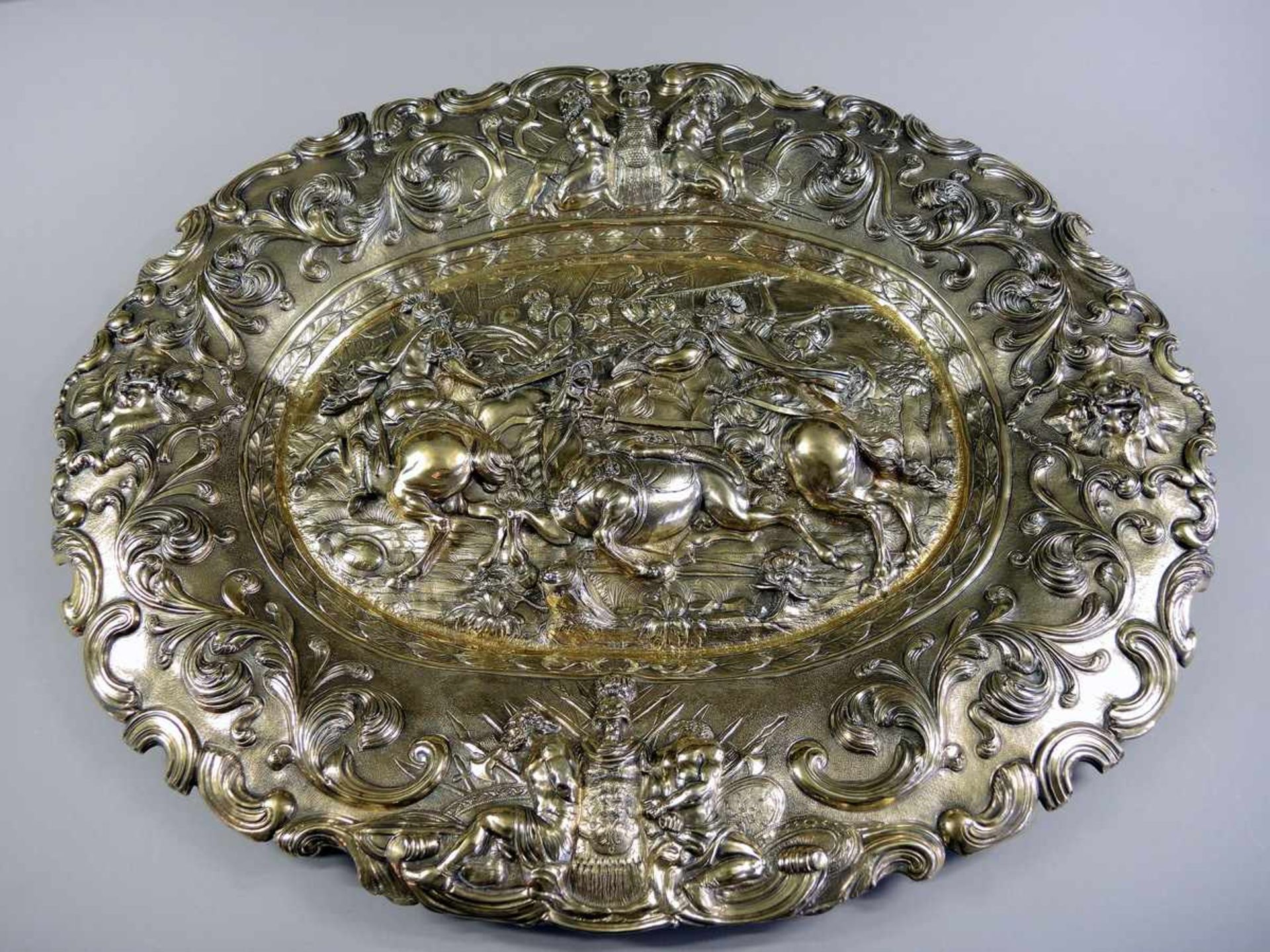 Monumentale Schauplatte Silber, schauseitig vergoldet. Dekor mit schöner, reliefierter Darstellung