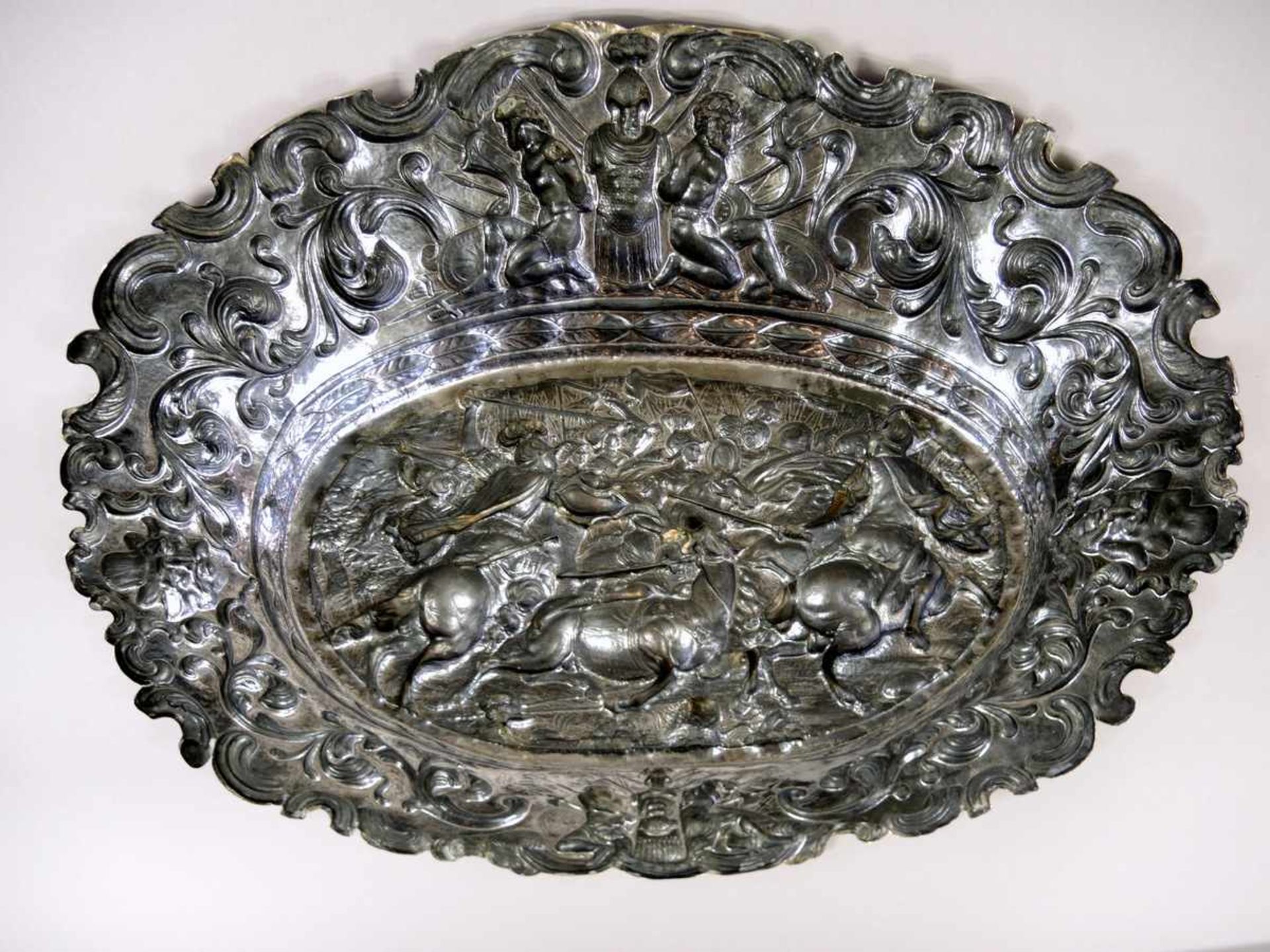 Monumentale Schauplatte Silber, schauseitig vergoldet. Dekor mit schöner, reliefierter Darstellung - Bild 5 aus 5