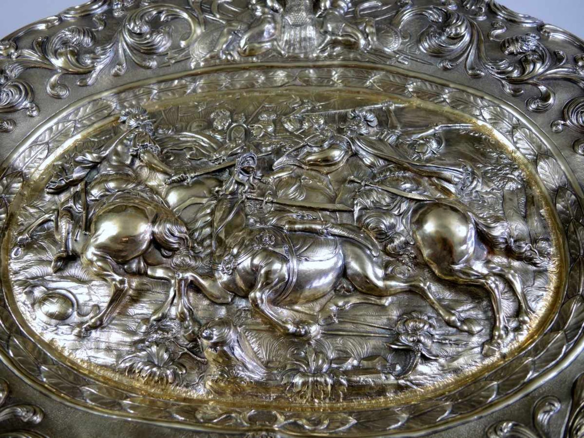 Monumentale Schauplatte Silber, schauseitig vergoldet. Dekor mit schöner, reliefierter Darstellung - Bild 2 aus 5