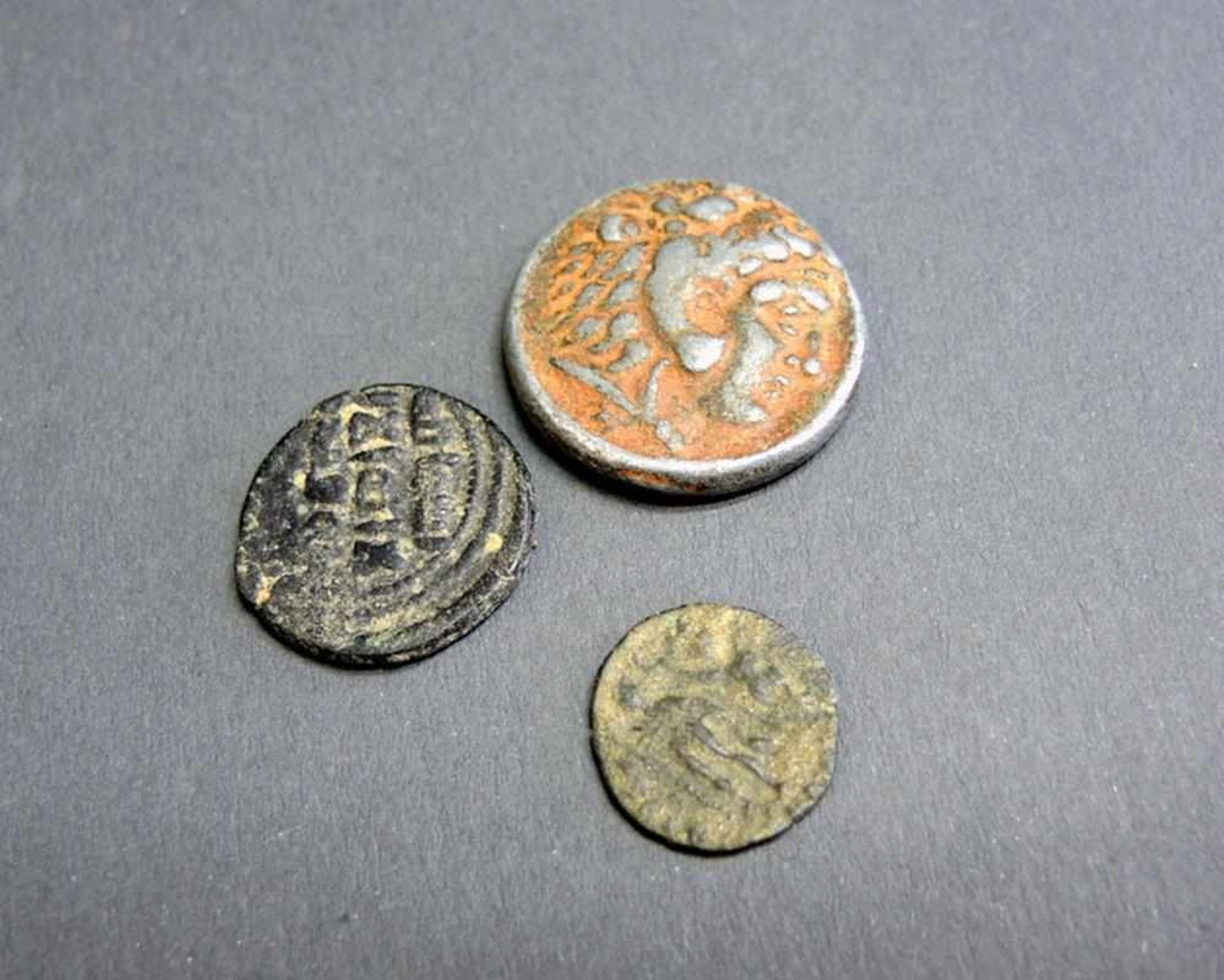 3 Münzen Darunter eine Drachme v. Alexander d. Großen und eine wohl von Kaiser Valentian I., u.a.