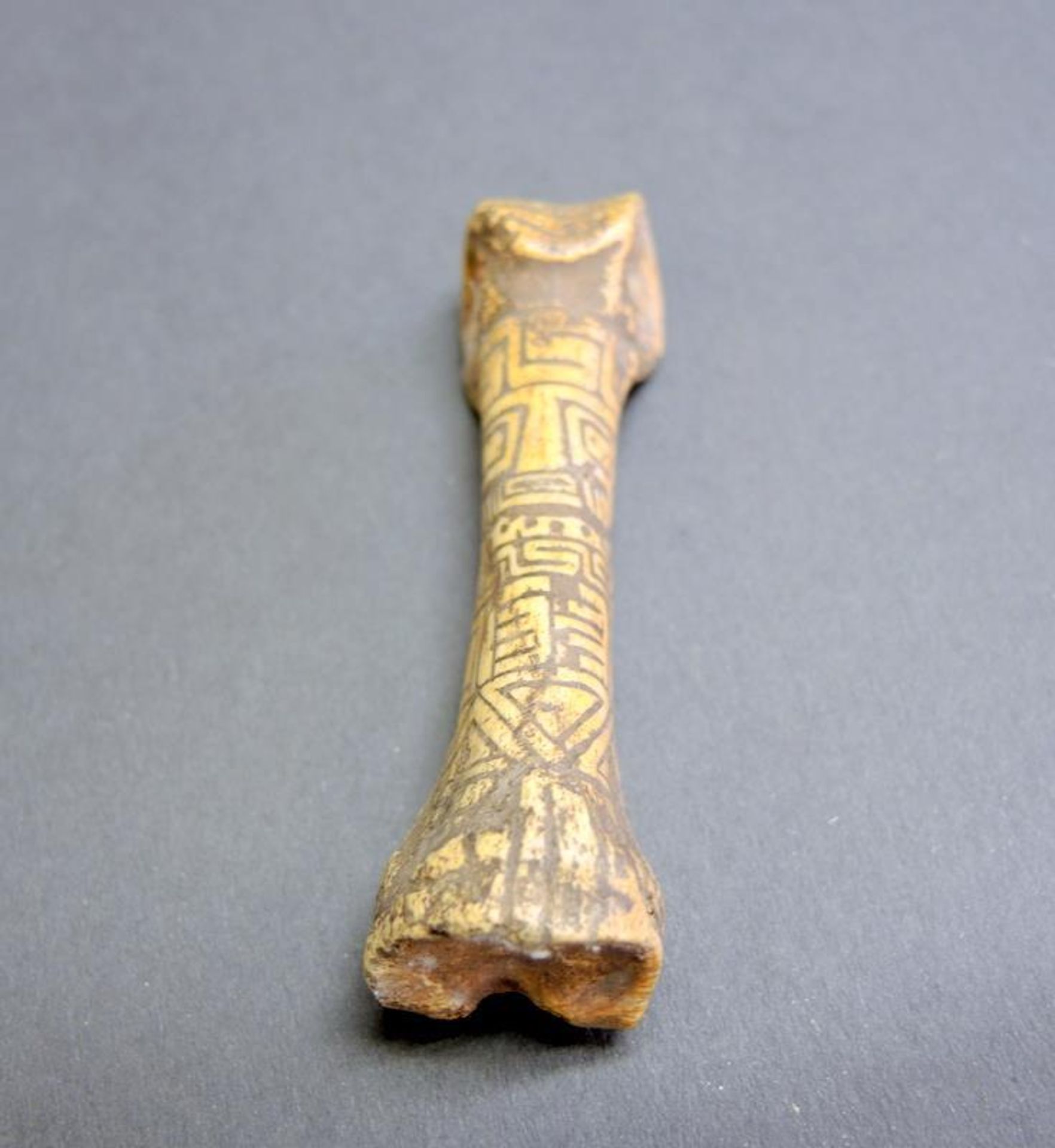 Aztekischer Knochenanhänger Mit eingeritzten antropomorphen Ornamenten. Wohl aztekisch. L. ca. 6 cm
