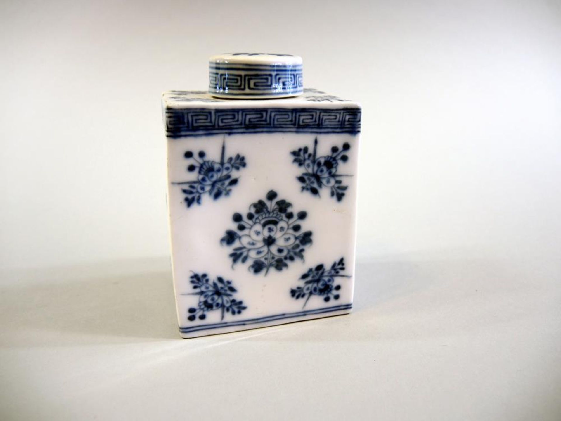 Meissen Teedose mit Deckel Porzellan, weiß-blau bemalt mit floralem Muster. Blaue Schwertermarke,