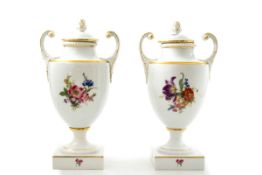 Paar Urnenvasen, Fürstenberg Bemalt mit Blumenbuketts und Streublumen, goldstaffiert, neuwertig. H.: