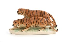 Tigergruppe, J. Griesbach, Cortendorf 195-73 Fayence naturalistisch staffiert. In lauernder Pose