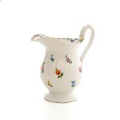 Milchkanne, Meissen Polychrom mit gestreuten Blümchen bemalt, Mündungsrand mit Muschelrelief.