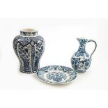 Deckelvase, Kannenvase, Teller, Delft Fayence unter der Glasur blau mit floralen Ornamenten