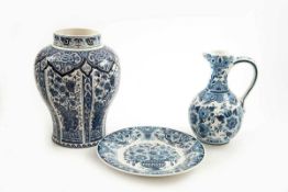 Deckelvase, Kannenvase, Teller, Delft Fayence unter der Glasur blau mit floralen Ornamenten