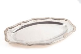 Ovales Tablett, Frankreich 800er Silber. Ovaler Spiegel. Konisch angeschnittene Fahne mit