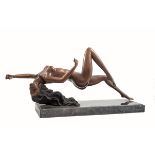 Liegender weiblicher Akt Bronze, braun patiniert. H.: 25 cm, Br.: 48 cm.