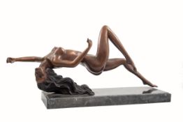 Liegender weiblicher Akt Bronze, braun patiniert. H.: 25 cm, Br.: 48 cm.