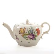 Teekännchen, Nymphenburg 1765 Polychrom mit Blütenbuketts und kleinen Blümchen bemalt. Doppel-C-